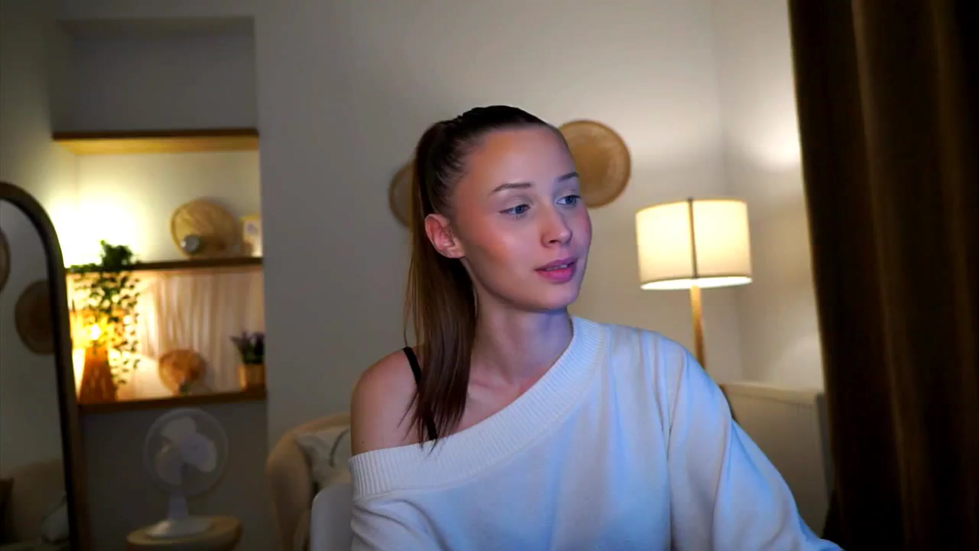 Gallery image thumbnail from EmmmaShy_18's myfreecams stream on, 10/17/2024, 24:30 image 10 of 20