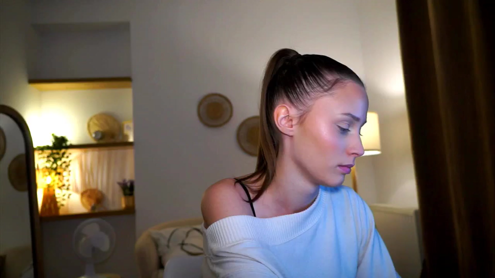 Gallery image thumbnail from EmmmaShy_18's myfreecams stream on, 10/17/2024, 24:30 image 3 of 20