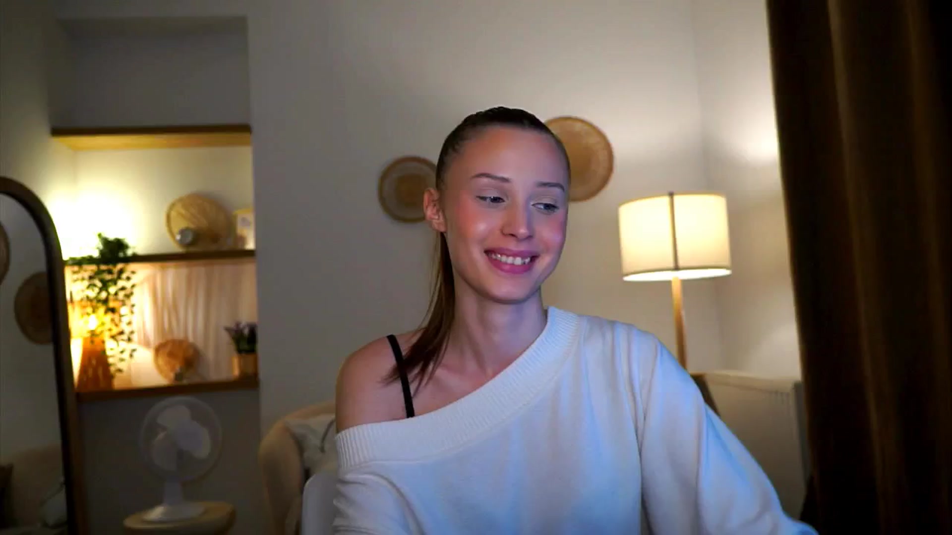 Gallery image thumbnail from EmmmaShy_18's myfreecams stream on, 10/17/2024, 24:30 image 11 of 20