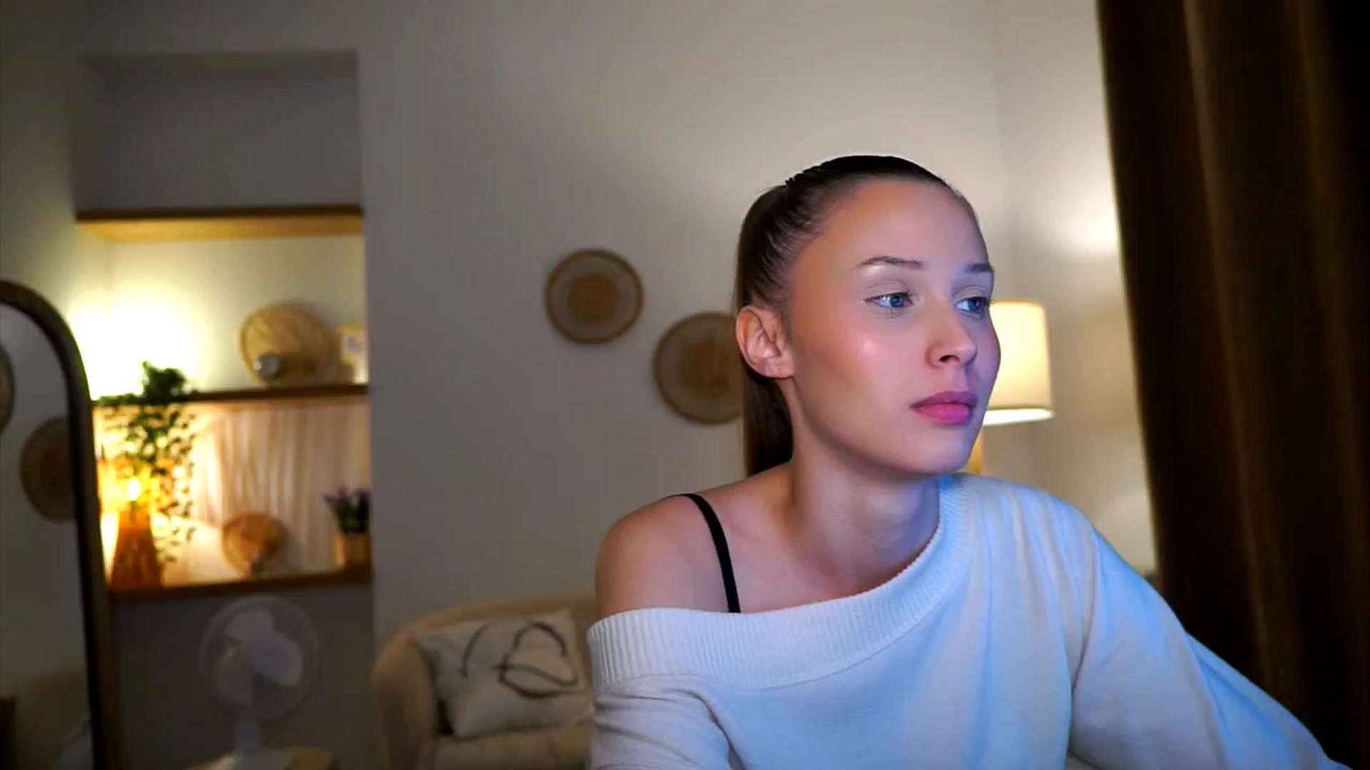 Gallery image thumbnail from EmmmaShy_18's myfreecams stream on, 10/17/2024, 24:30 image 8 of 20