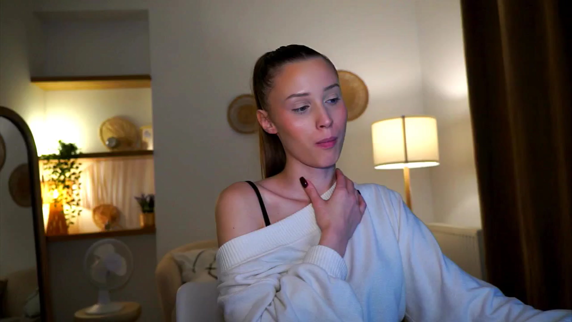 Gallery image thumbnail from EmmmaShy_18's myfreecams stream on, 10/17/2024, 24:30 image 13 of 20