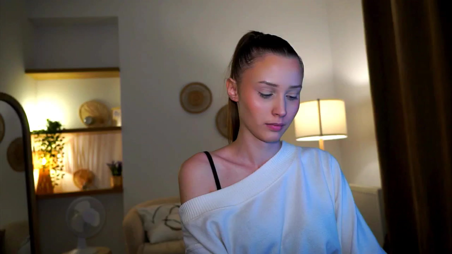 Gallery image thumbnail from EmmmaShy_18's myfreecams stream on, 10/17/2024, 24:30 image 6 of 20
