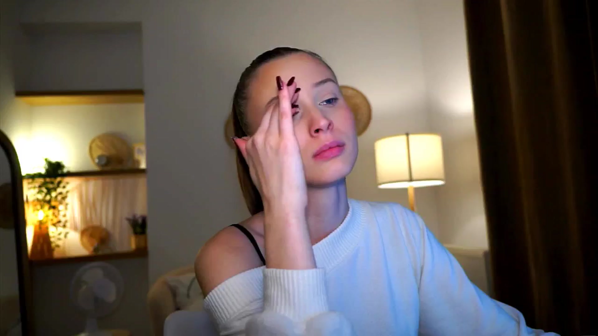 Gallery image thumbnail from EmmmaShy_18's myfreecams stream on, 10/17/2024, 24:30 image 17 of 20