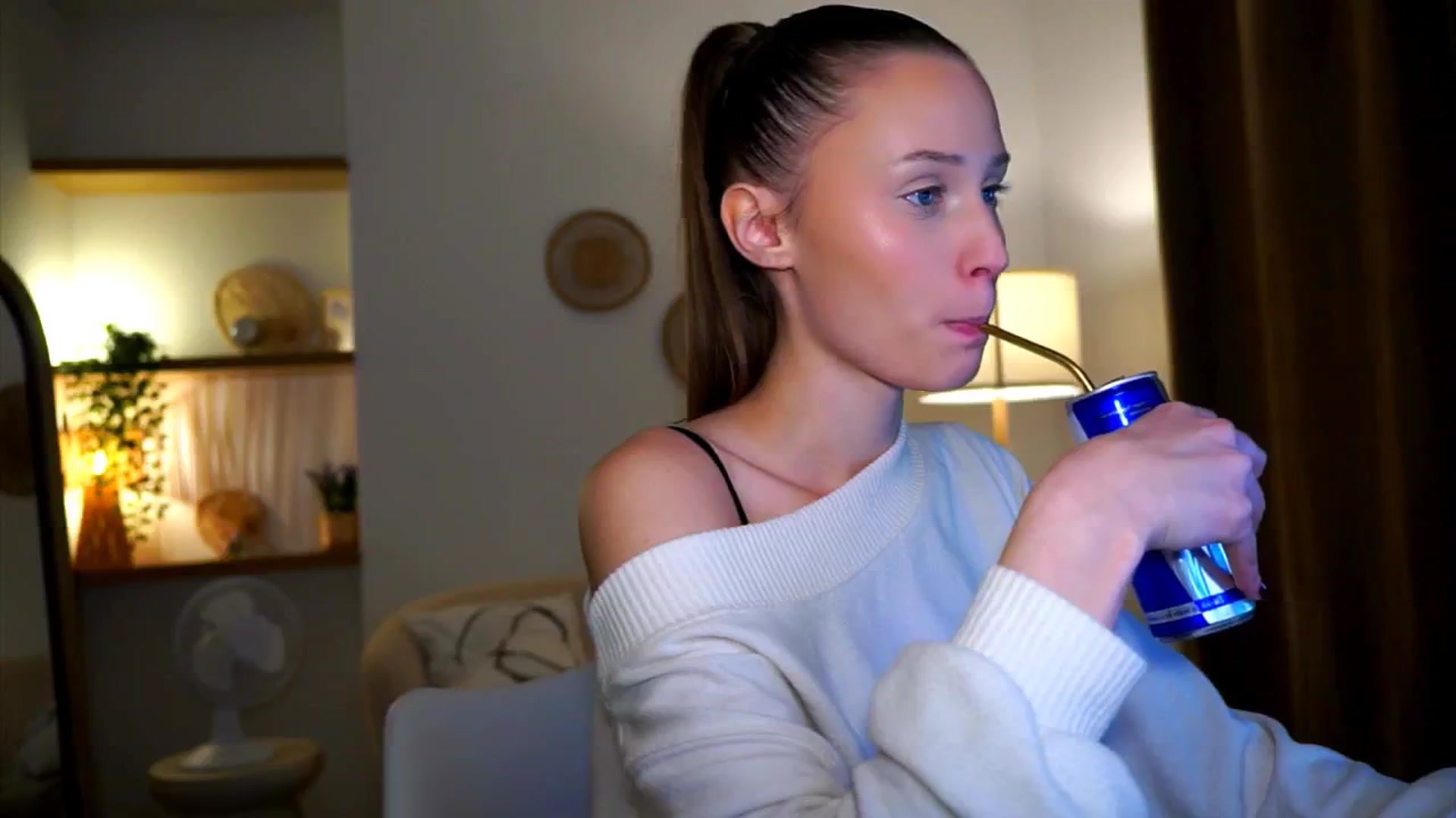Gallery image thumbnail from EmmmaShy_18's myfreecams stream on, 10/17/2024, 24:30 image 20 of 20