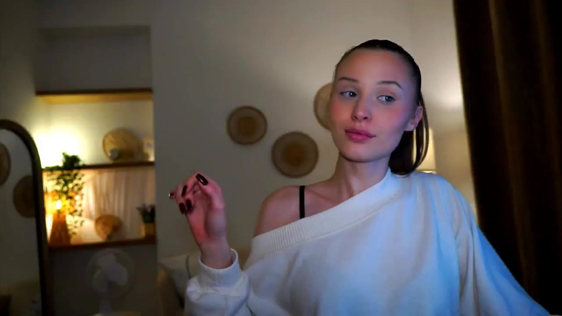 Gallery image thumbnail from EmmmaShy_18's myfreecams stream on, 10/17/2024, 01:39 image 8 of 20