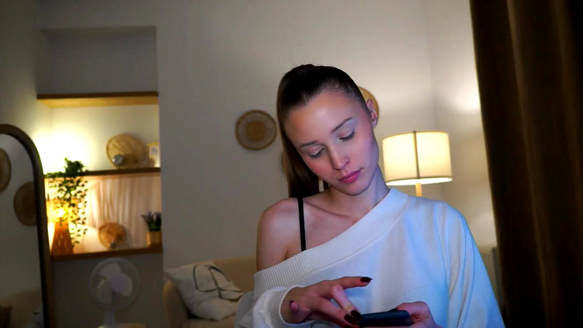 Gallery image thumbnail from EmmmaShy_18's myfreecams stream on, 10/17/2024, 01:39 image 11 of 20