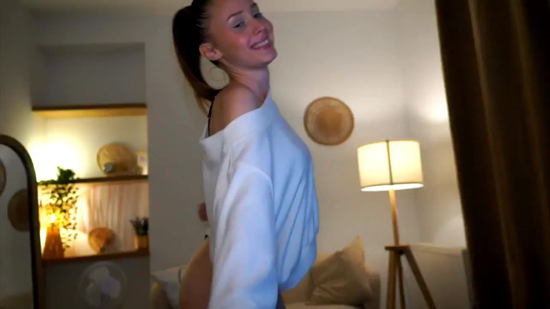 Gallery image thumbnail from EmmmaShy_18's myfreecams stream on, 10/17/2024, 01:39 image 7 of 20