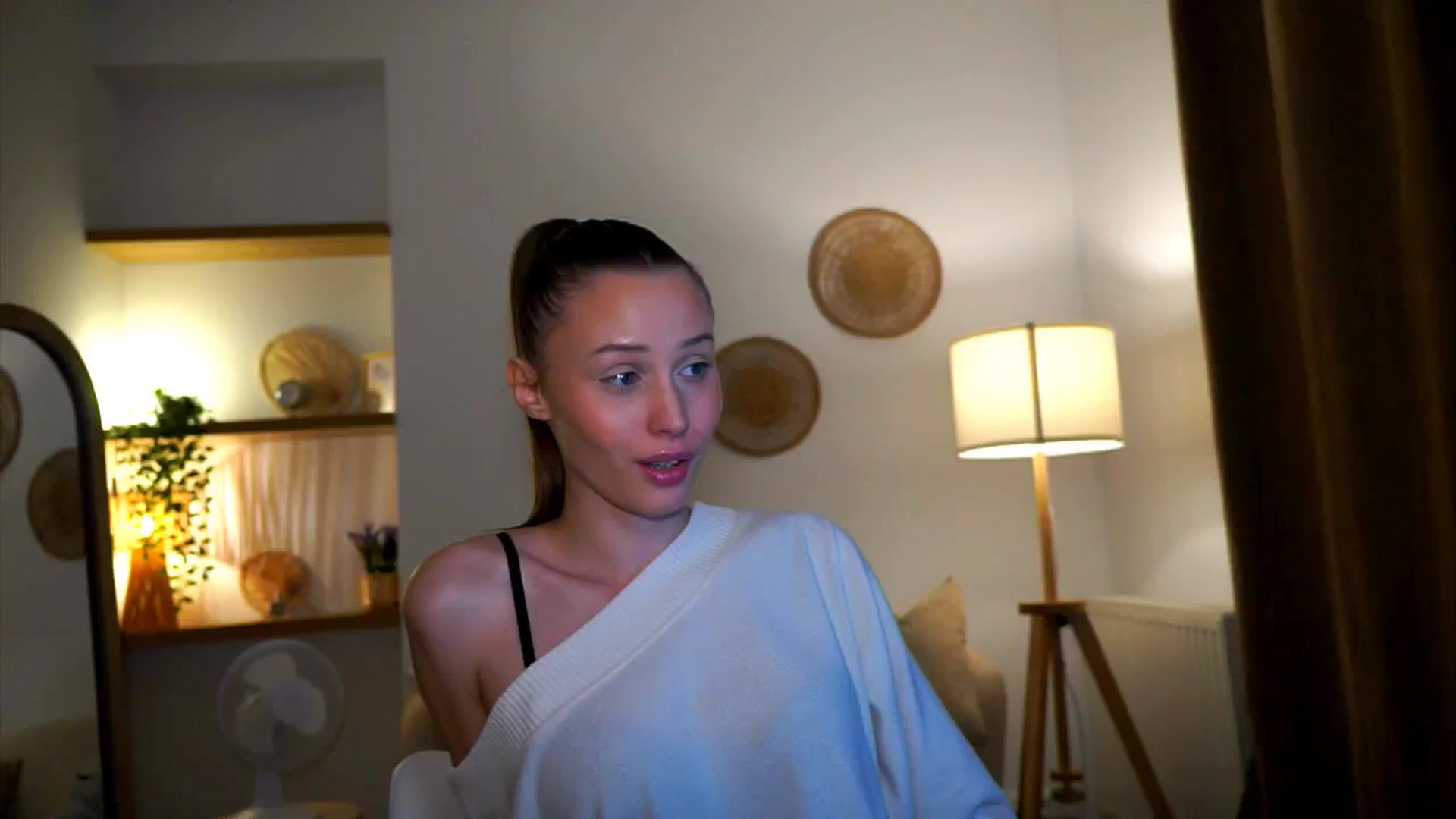 Gallery image thumbnail from EmmmaShy_18's myfreecams stream on, 10/17/2024, 01:39 image 3 of 20
