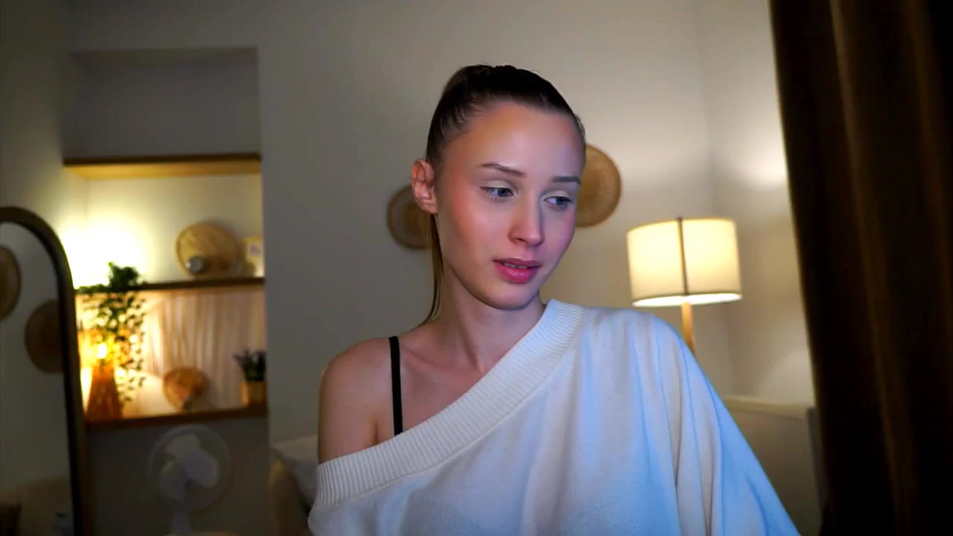 Gallery image thumbnail from EmmmaShy_18's myfreecams stream on, 10/17/2024, 01:39 image 16 of 20