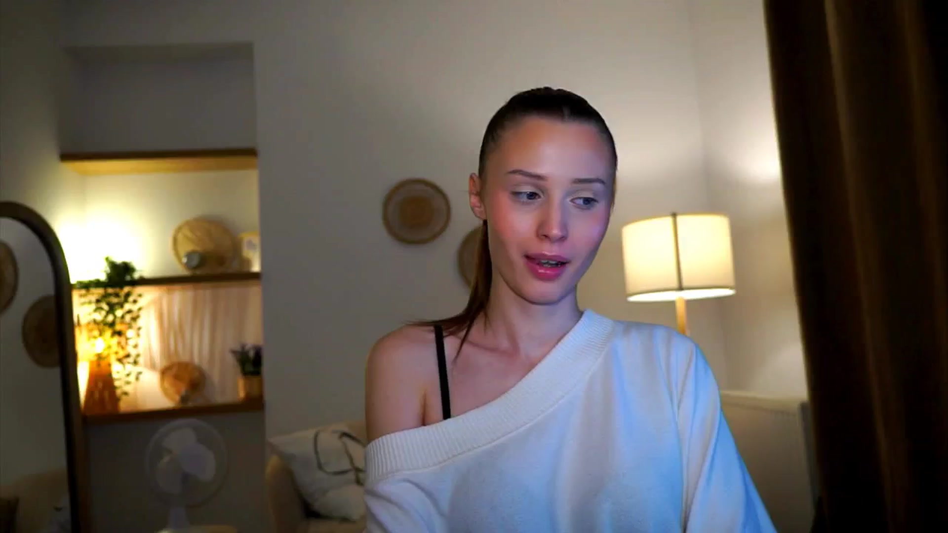 Gallery image thumbnail from EmmmaShy_18's myfreecams stream on, 10/17/2024, 01:39 image 12 of 20