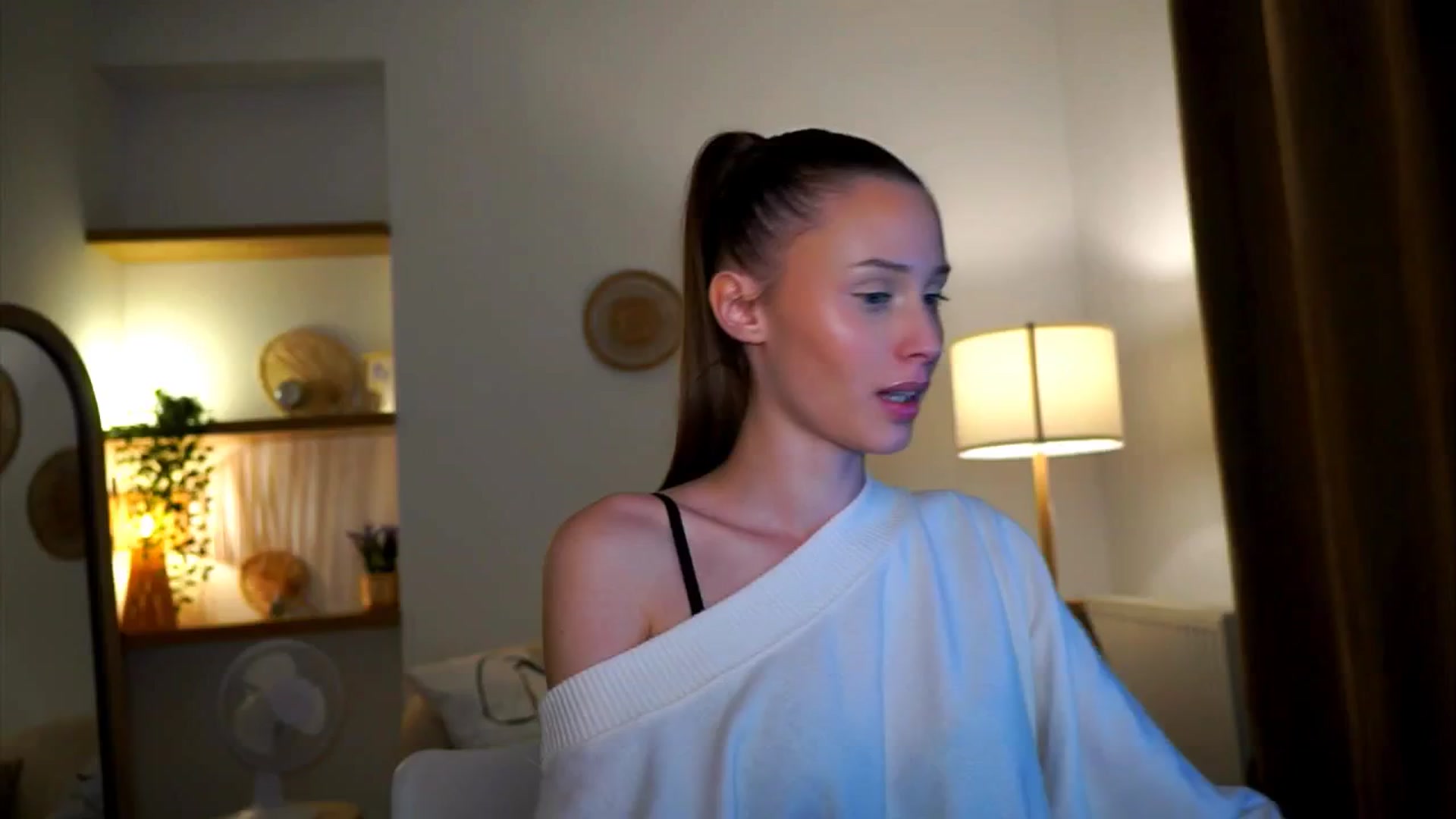 Gallery image thumbnail from EmmmaShy_18's myfreecams stream on, 10/17/2024, 01:39 image 4 of 20