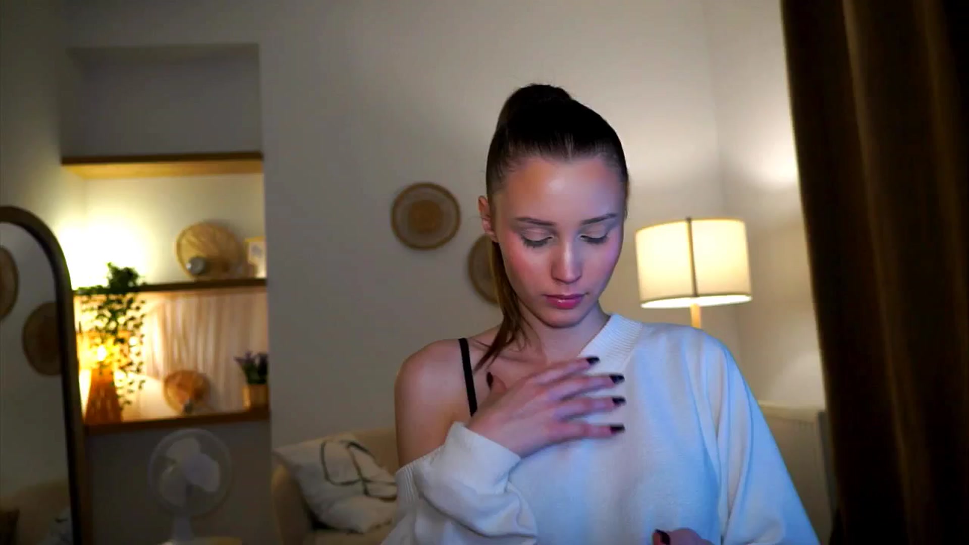 Gallery image thumbnail from EmmmaShy_18's myfreecams stream on, 10/17/2024, 01:39 image 10 of 20