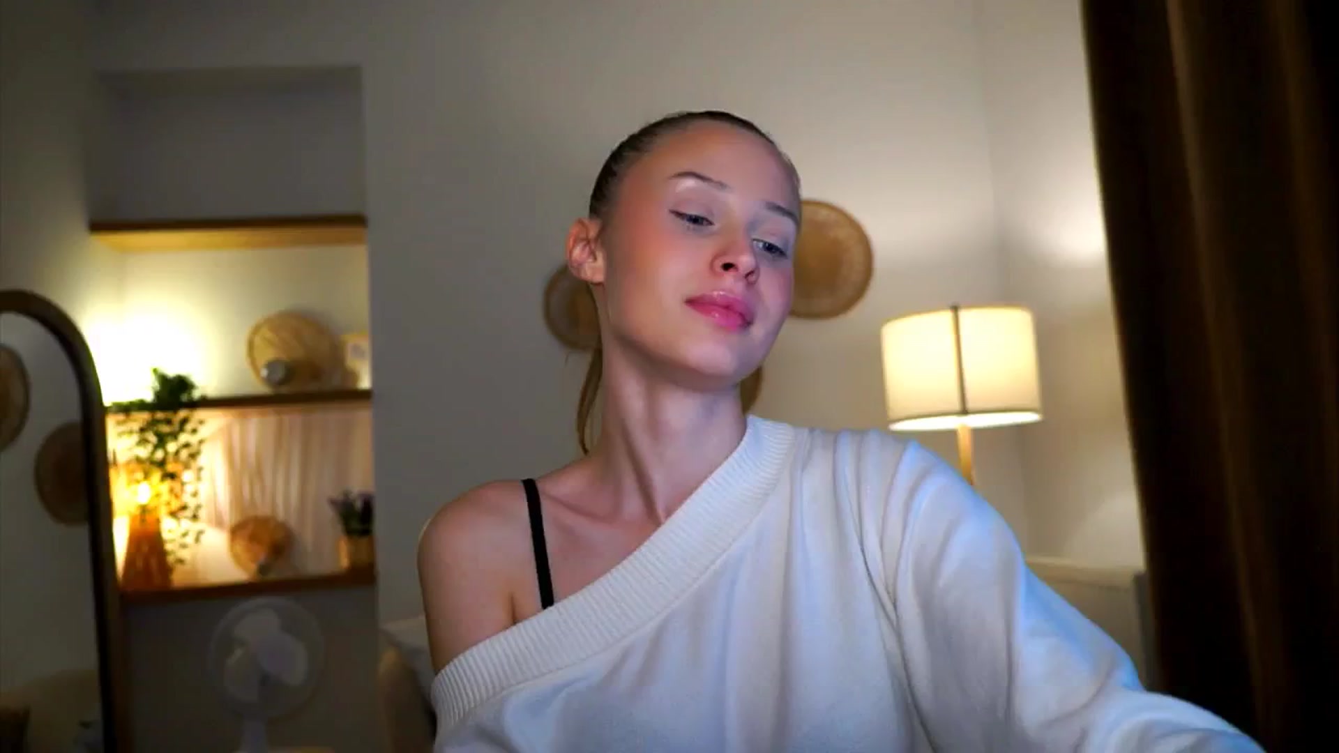 Gallery image thumbnail from EmmmaShy_18's myfreecams stream on, 10/17/2024, 01:39 image 15 of 20