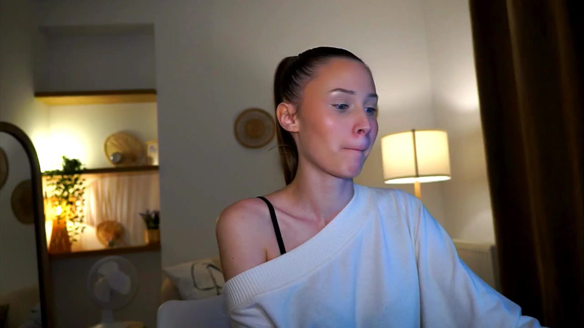 Gallery image thumbnail from EmmmaShy_18's myfreecams stream on, 10/17/2024, 01:39 image 2 of 20