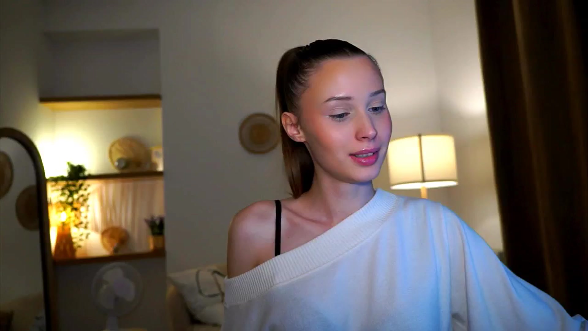 Gallery image thumbnail from EmmmaShy_18's myfreecams stream on, 10/17/2024, 01:39 image 17 of 20