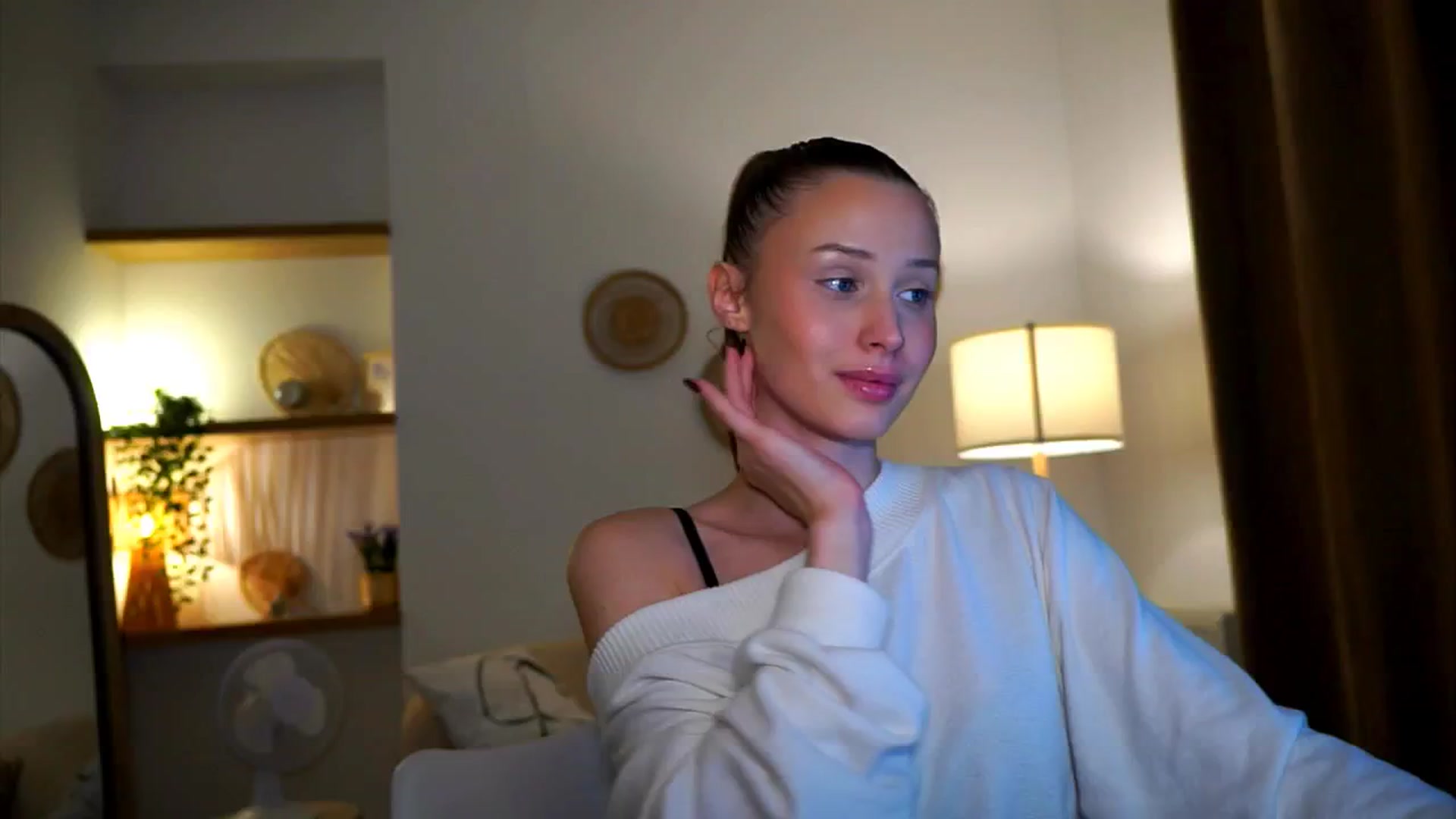Gallery image thumbnail from EmmmaShy_18's myfreecams stream on, 10/17/2024, 01:39 image 1 of 20
