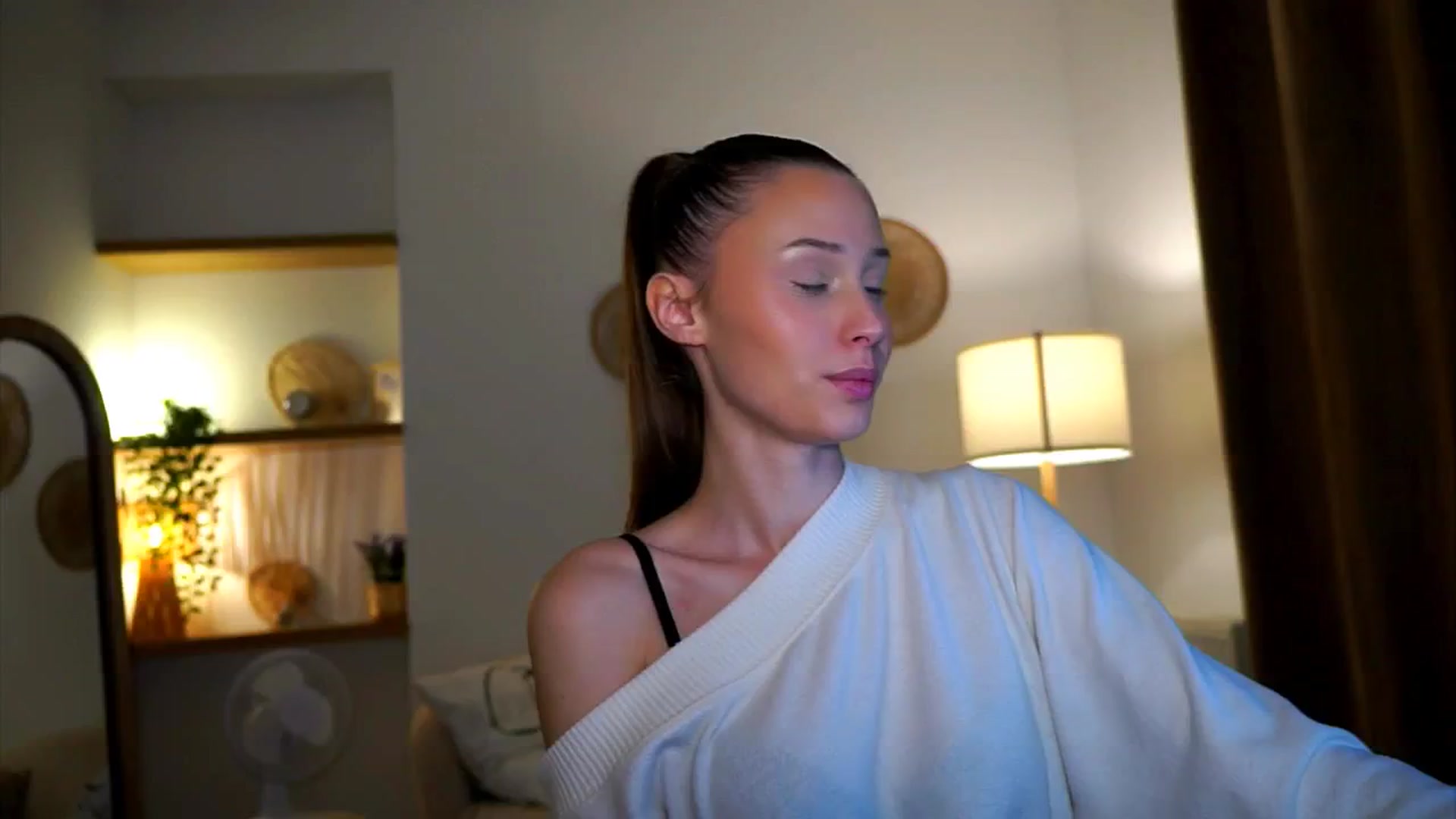 Gallery image thumbnail from EmmmaShy_18's myfreecams stream on, 10/17/2024, 01:39 image 14 of 20