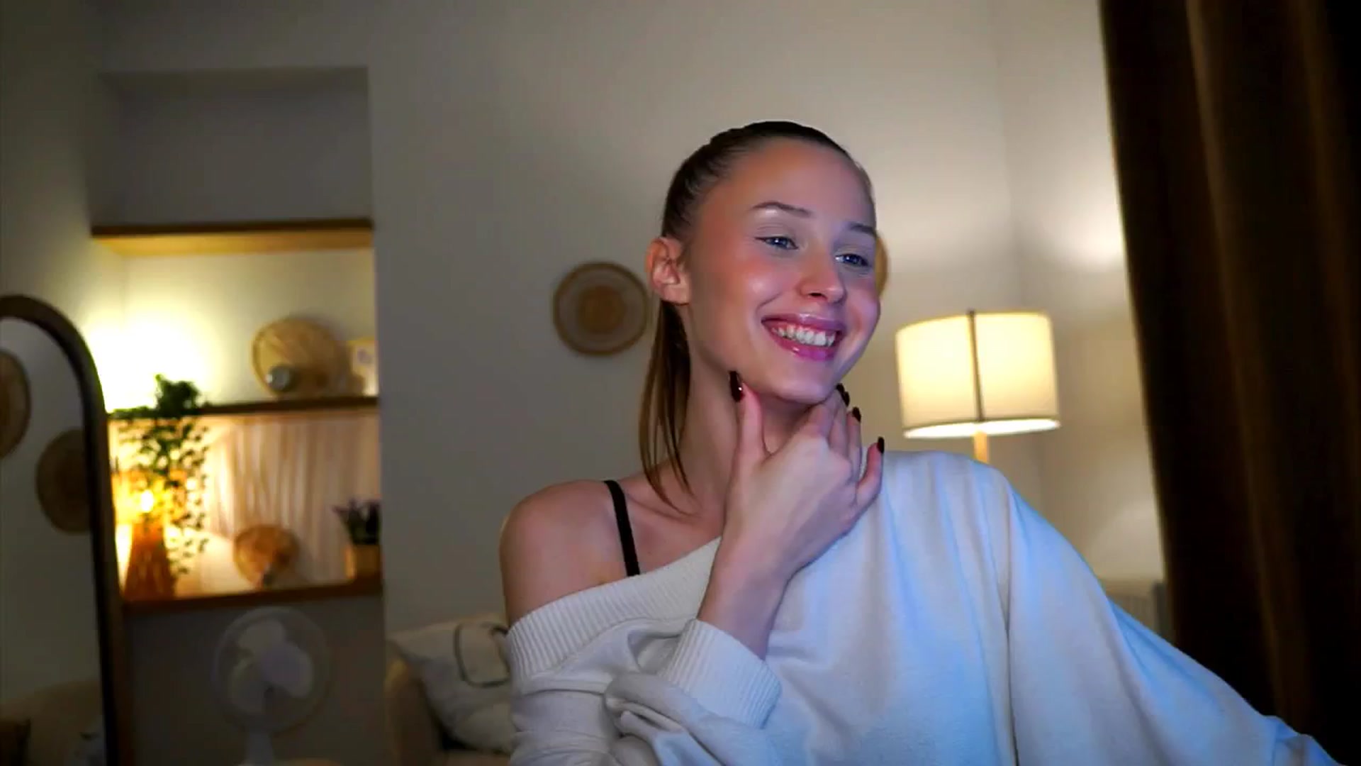 Gallery image thumbnail from EmmmaShy_18's myfreecams stream on, 10/17/2024, 01:39 image 18 of 20