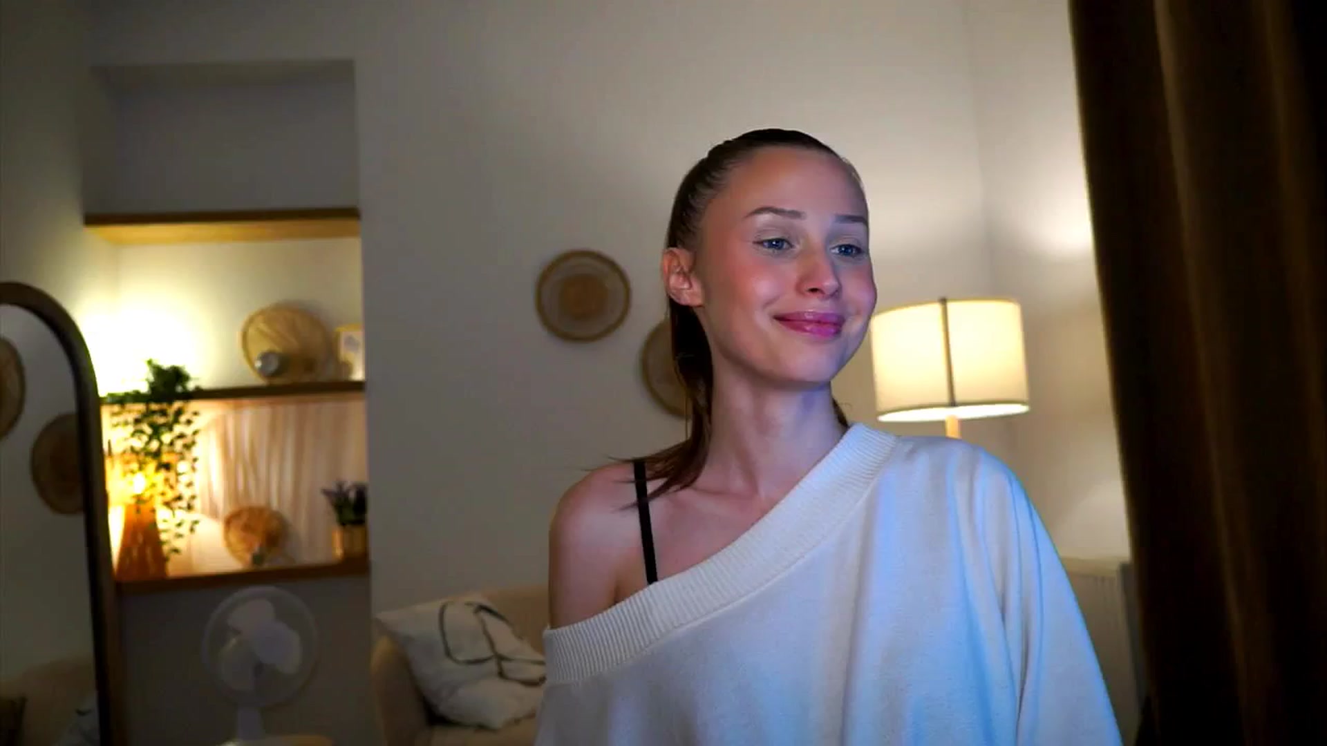 Gallery image thumbnail from EmmmaShy_18's myfreecams stream on, 10/17/2024, 01:39 image 9 of 20