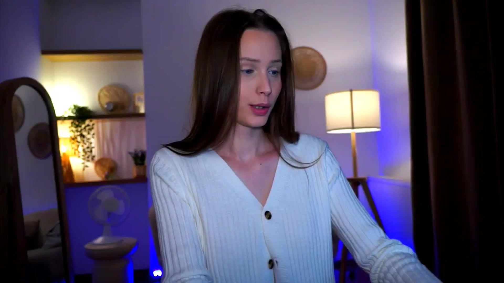 Gallery image thumbnail from EmmmaShy_18's myfreecams stream on, 10/22/2024, 02:34 image 10 of 20
