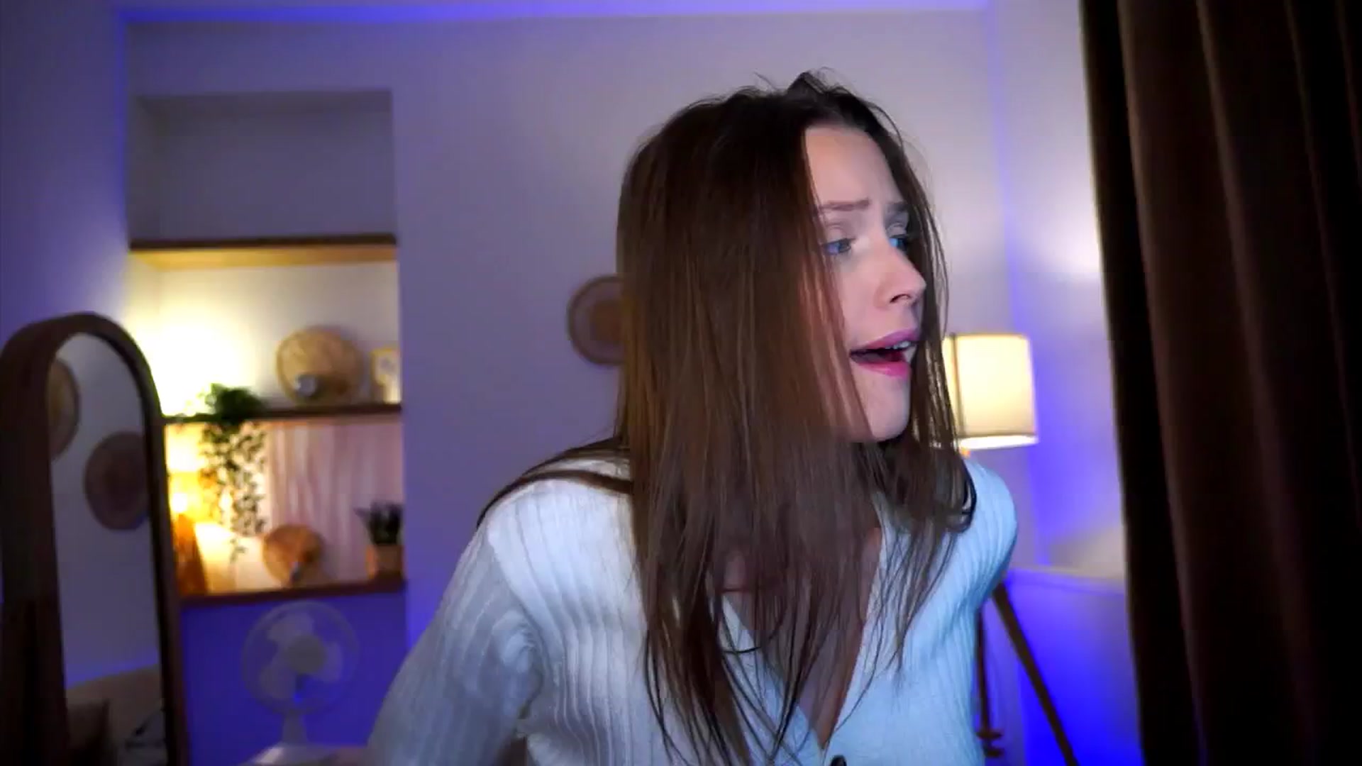 Gallery image thumbnail from EmmmaShy_18's myfreecams stream on, 10/22/2024, 02:34 image 6 of 20