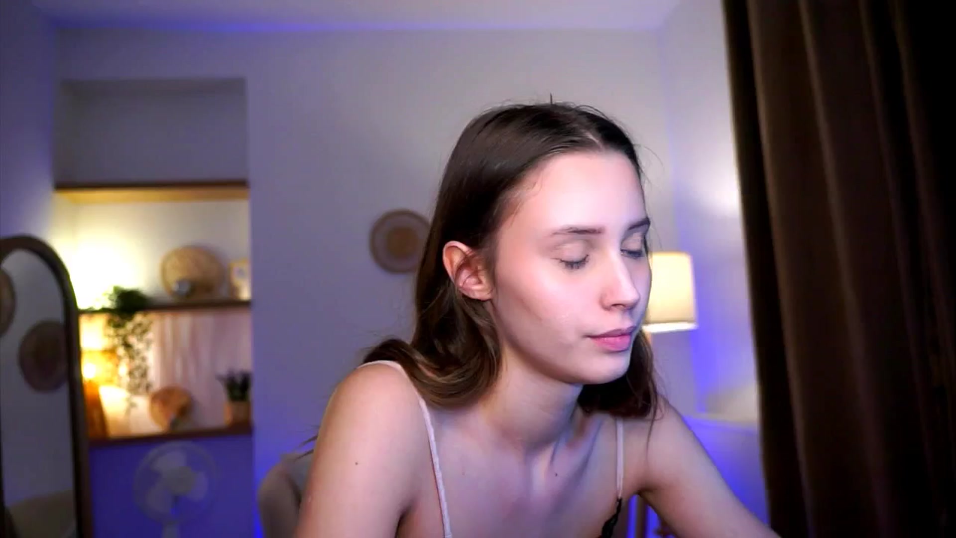 Gallery image thumbnail from EmmmaShy_18's myfreecams stream on, 10/24/2024, 24:43 image 12 of 20