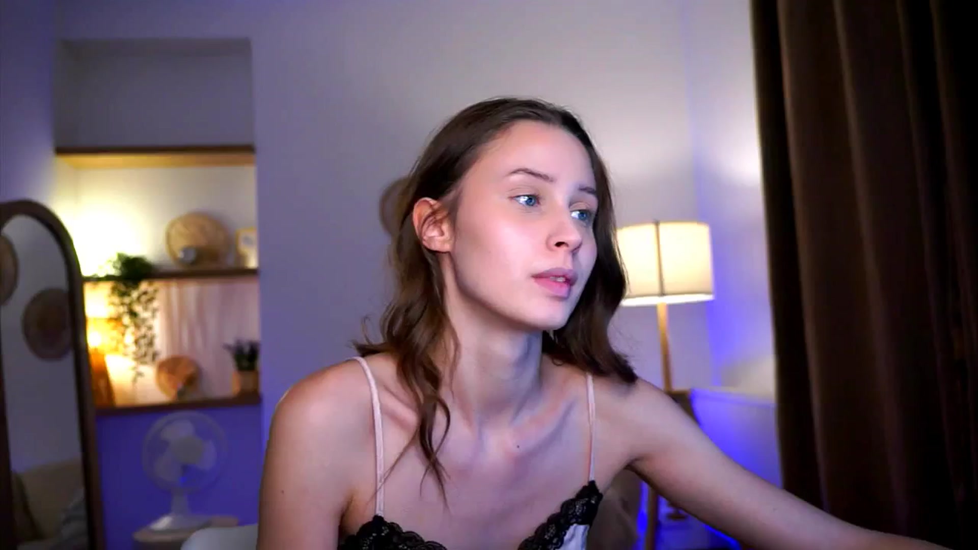 Gallery image thumbnail from EmmmaShy_18's myfreecams stream on, 10/24/2024, 24:43 image 7 of 20