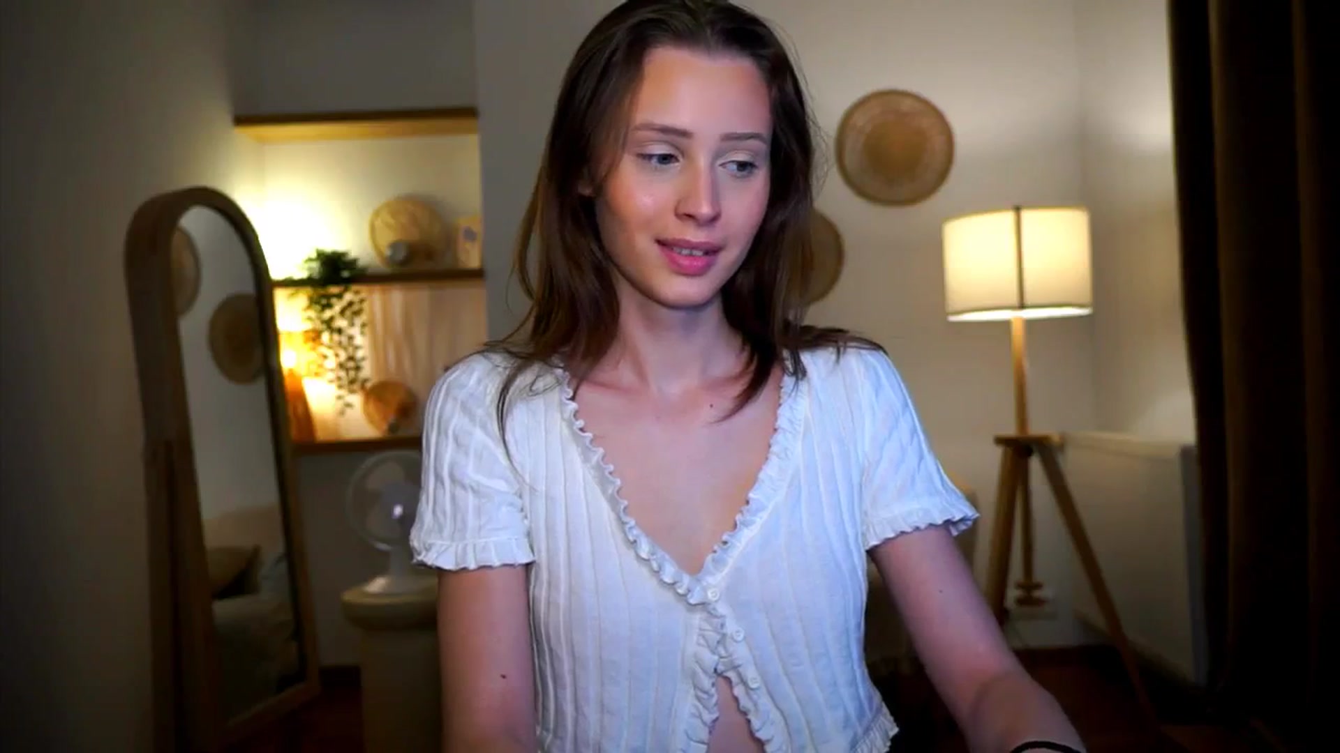 Gallery image thumbnail from EmmmaShy_18's myfreecams stream on, 10/28/2024, 01:12 image 15 of 20