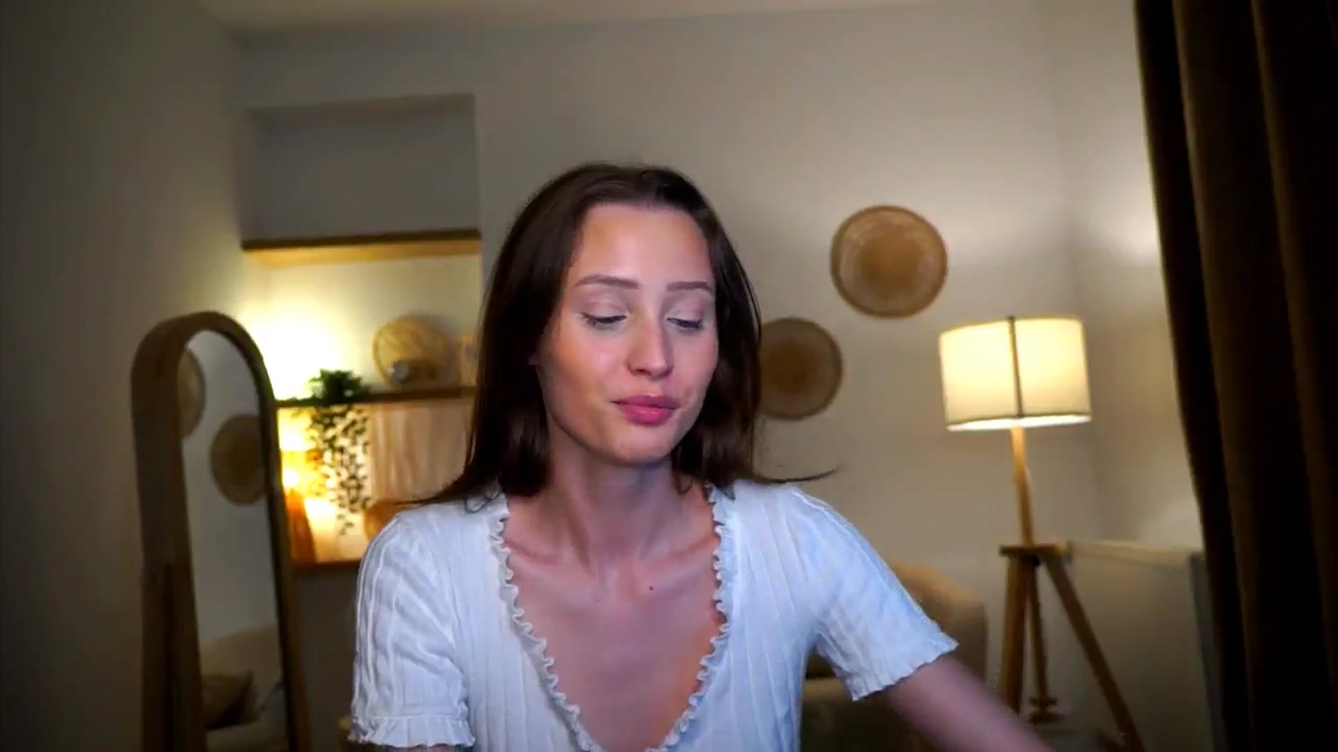 Gallery image thumbnail from EmmmaShy_18's myfreecams stream on, 10/28/2024, 01:12 image 10 of 20