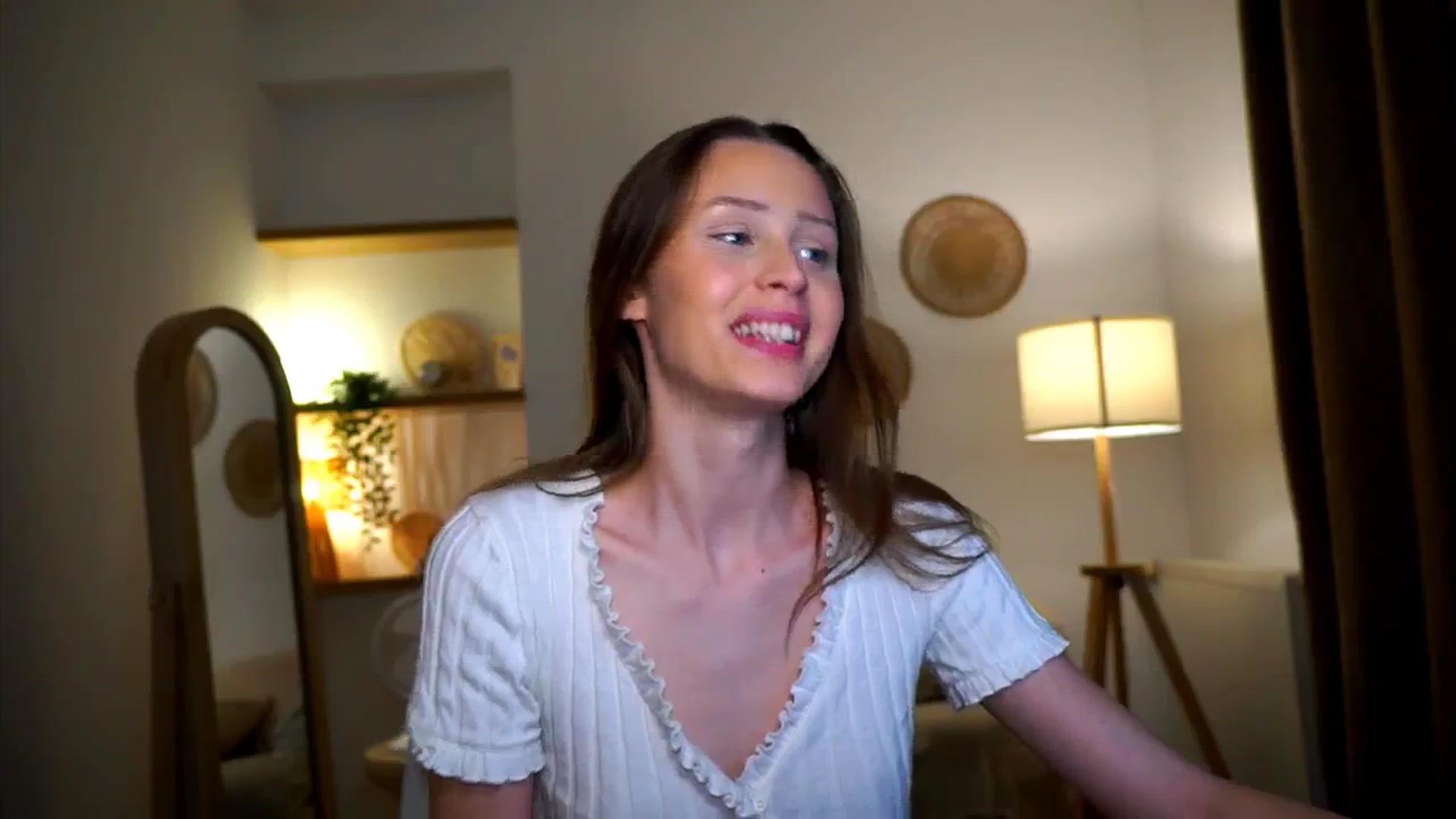 Gallery image thumbnail from EmmmaShy_18's myfreecams stream on, 10/28/2024, 01:12 image 17 of 20