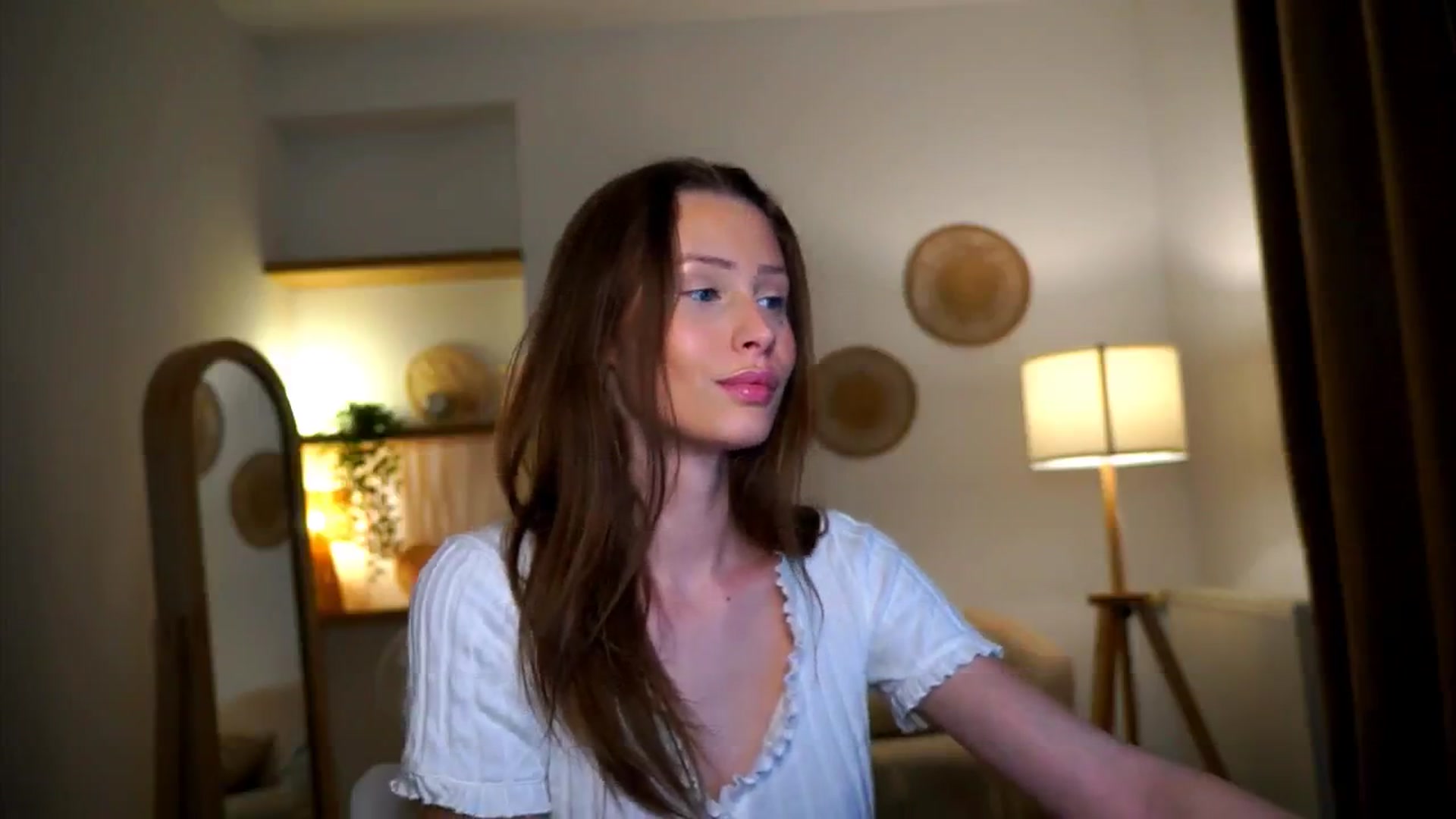 Gallery image thumbnail from EmmmaShy_18's myfreecams stream on, 10/28/2024, 01:12 image 5 of 20