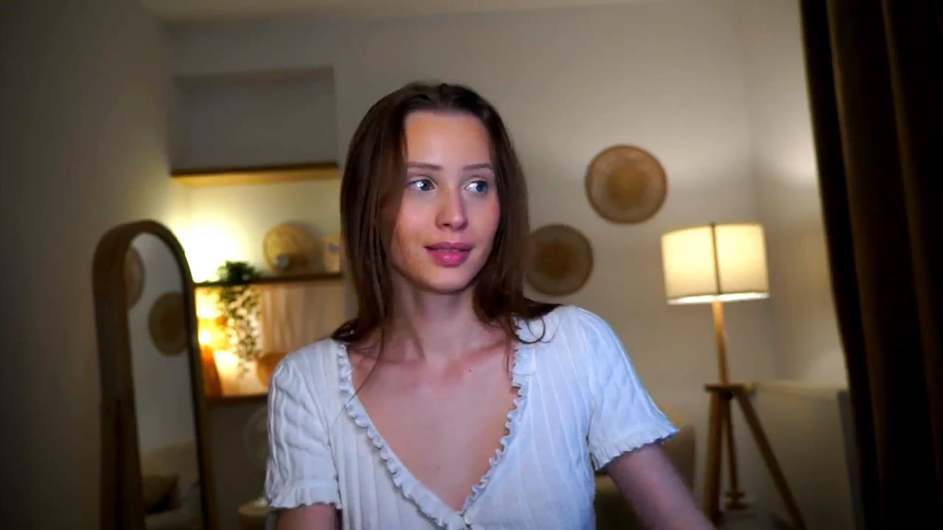 Gallery image thumbnail from EmmmaShy_18's myfreecams stream on, 10/28/2024, 01:12 image 11 of 20