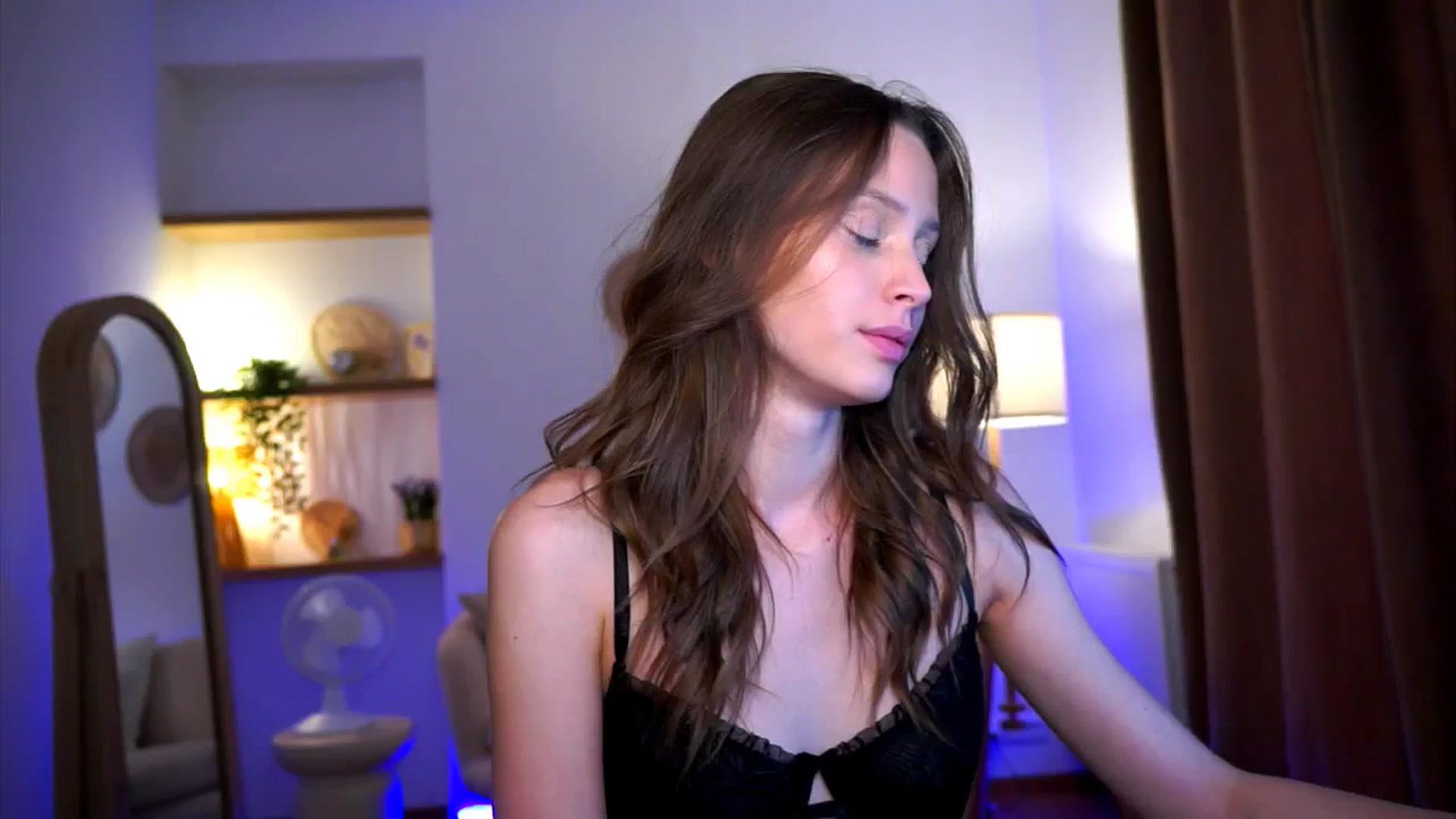 Gallery image thumbnail from EmmmaShy_18's myfreecams stream on, 10/29/2024, 08:17 image 10 of 20