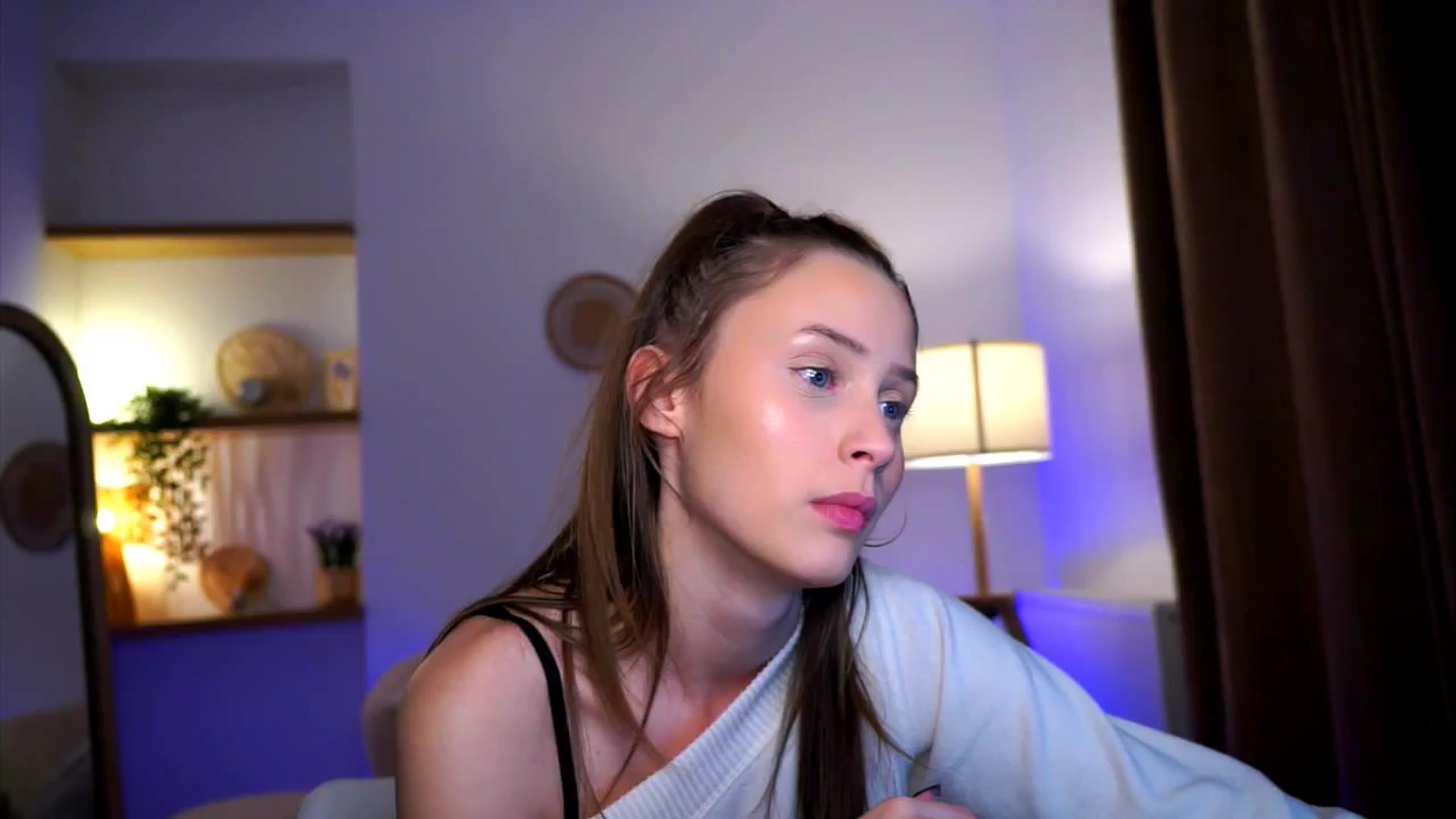 Gallery image thumbnail from EmmmaShy_18's myfreecams stream on, 10/31/2024, 16:12 image 18 of 20