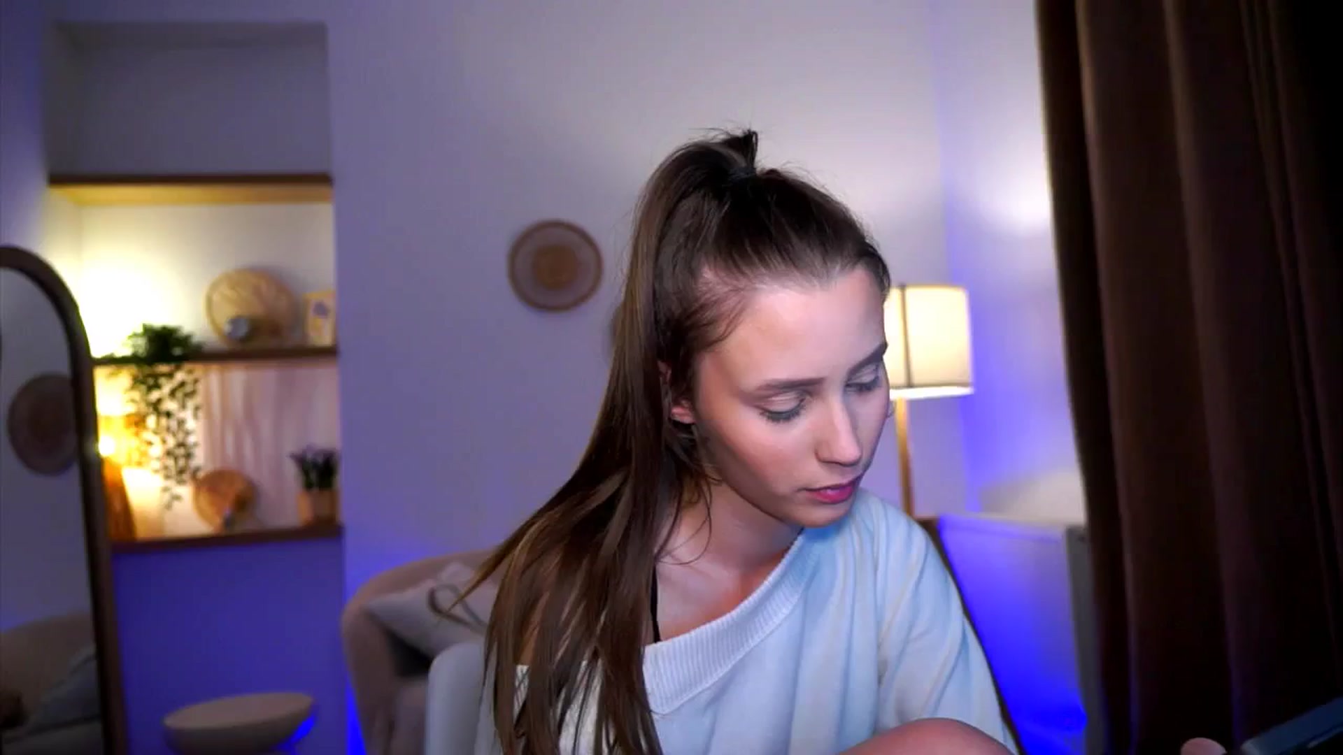 Gallery image thumbnail from EmmmaShy_18's myfreecams stream on, 10/31/2024, 16:12 image 3 of 20