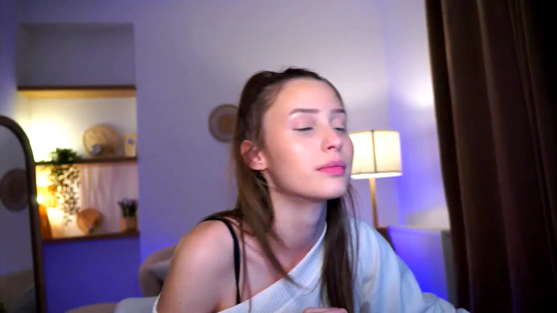 Gallery image thumbnail from EmmmaShy_18's myfreecams stream on, 10/31/2024, 16:12 image 10 of 20