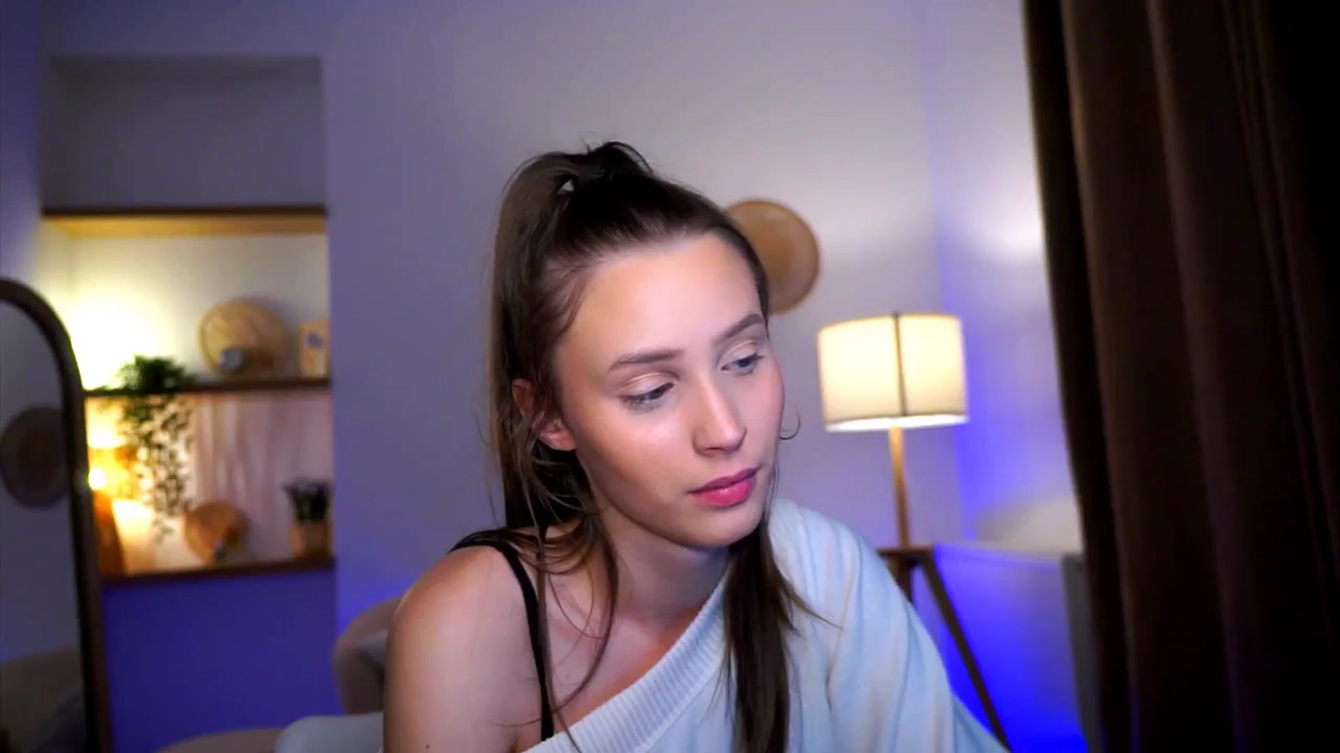 Gallery image thumbnail from EmmmaShy_18's myfreecams stream on, 10/31/2024, 16:12 image 15 of 20