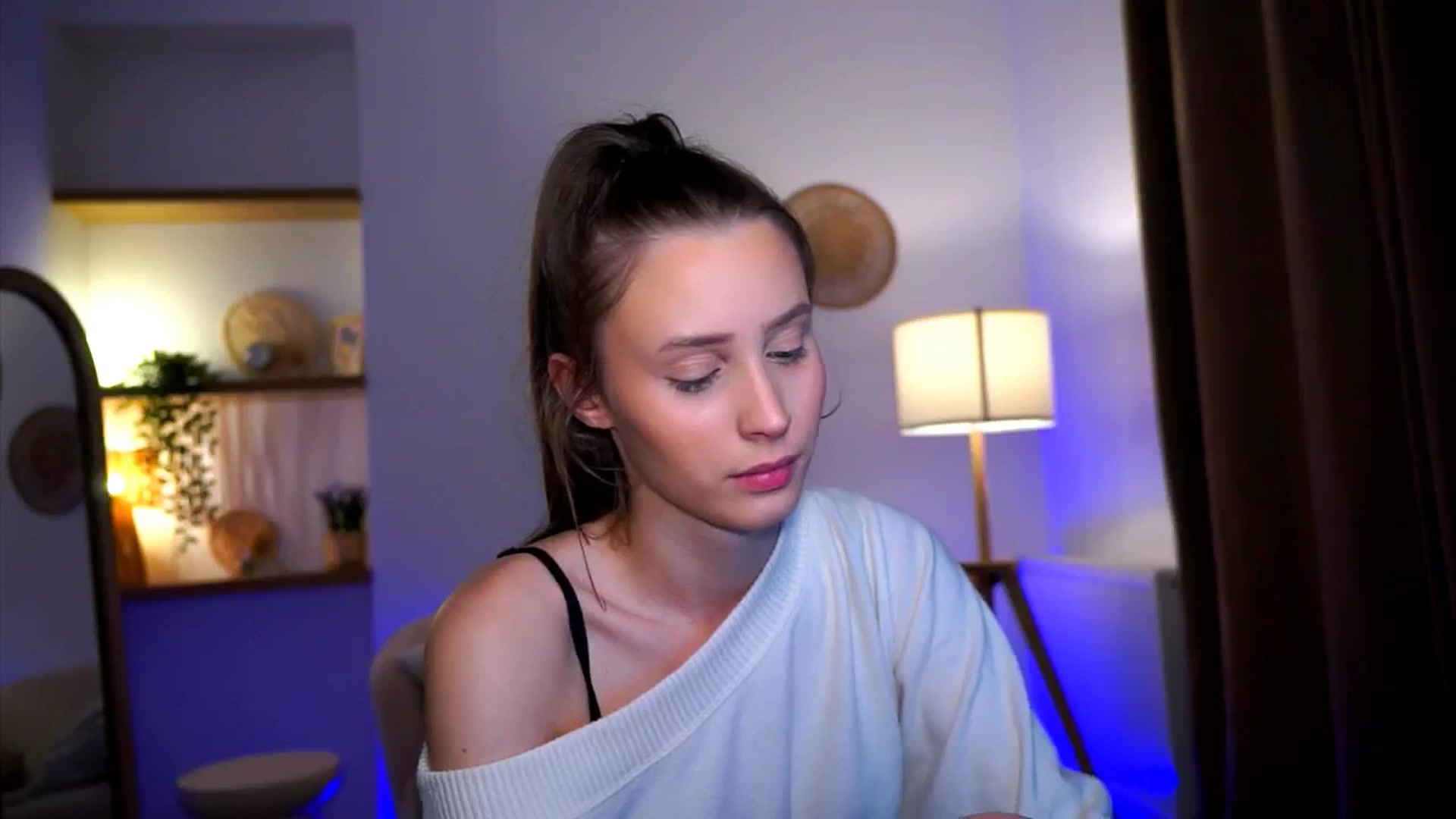 Gallery image thumbnail from EmmmaShy_18's myfreecams stream on, 10/31/2024, 16:12 image 5 of 20