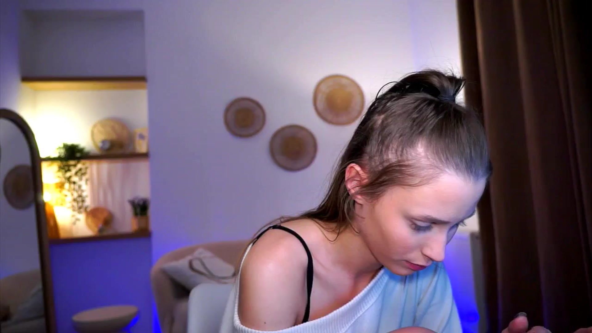 Gallery image thumbnail from EmmmaShy_18's myfreecams stream on, 10/31/2024, 16:12 image 4 of 20