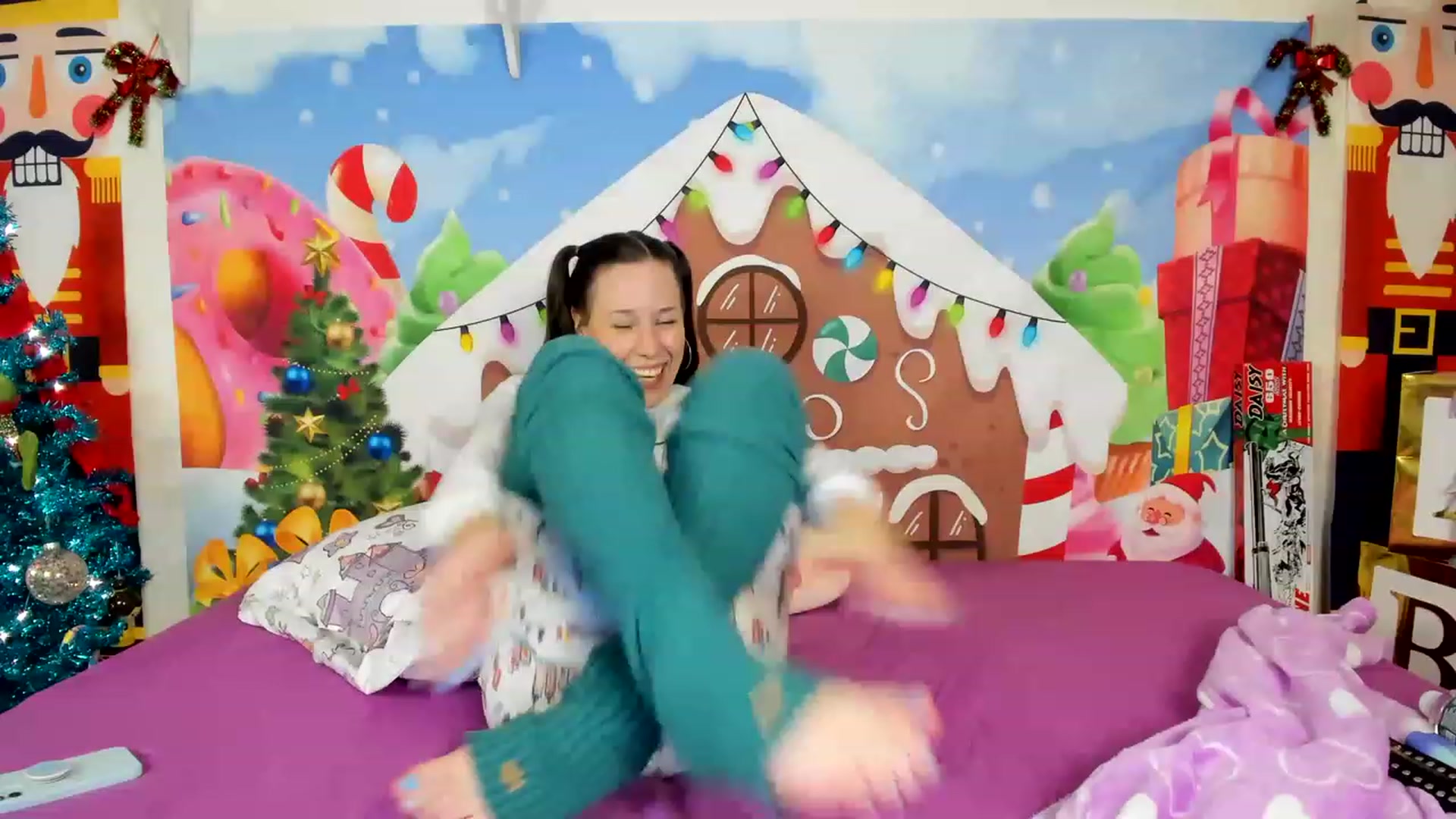 Gallery image thumbnail from EmmyBabii's myfreecams stream on, 12/20/2022, 07:17 image 1 of 20