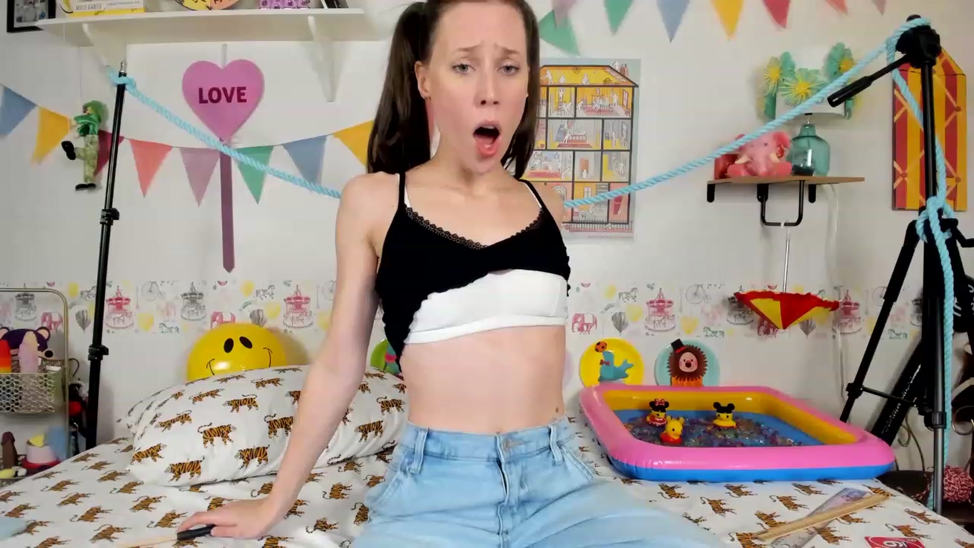 Gallery image thumbnail from EmmyBabii's myfreecams stream on, 01/22/2023, 05:30 image 6 of 20
