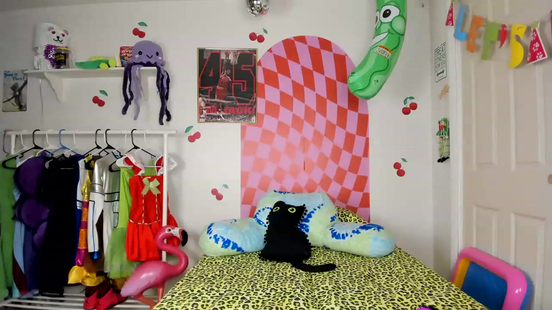Gallery image thumbnail from EmmyBabii's myfreecams stream on, 02/12/2023, 07:59 image 13 of 20