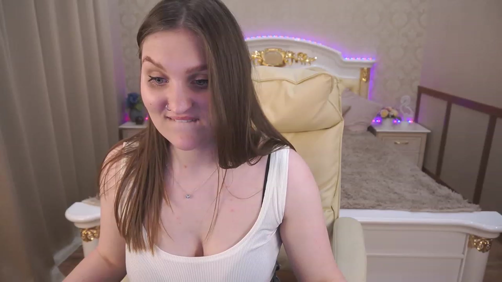 Gallery image thumbnail from EmmyCharm's myfreecams stream on, 06/18/2023, 11:45 image 13 of 20