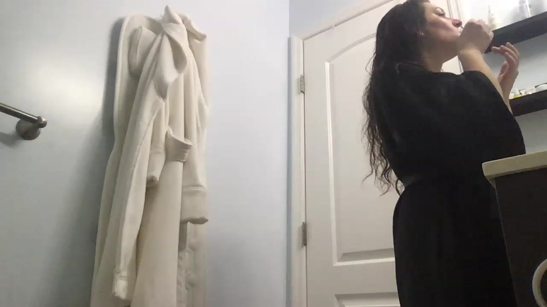 Gallery image thumbnail from EmmyLove's myfreecams stream on, 12/10/2022, 06:52 image 17 of 20