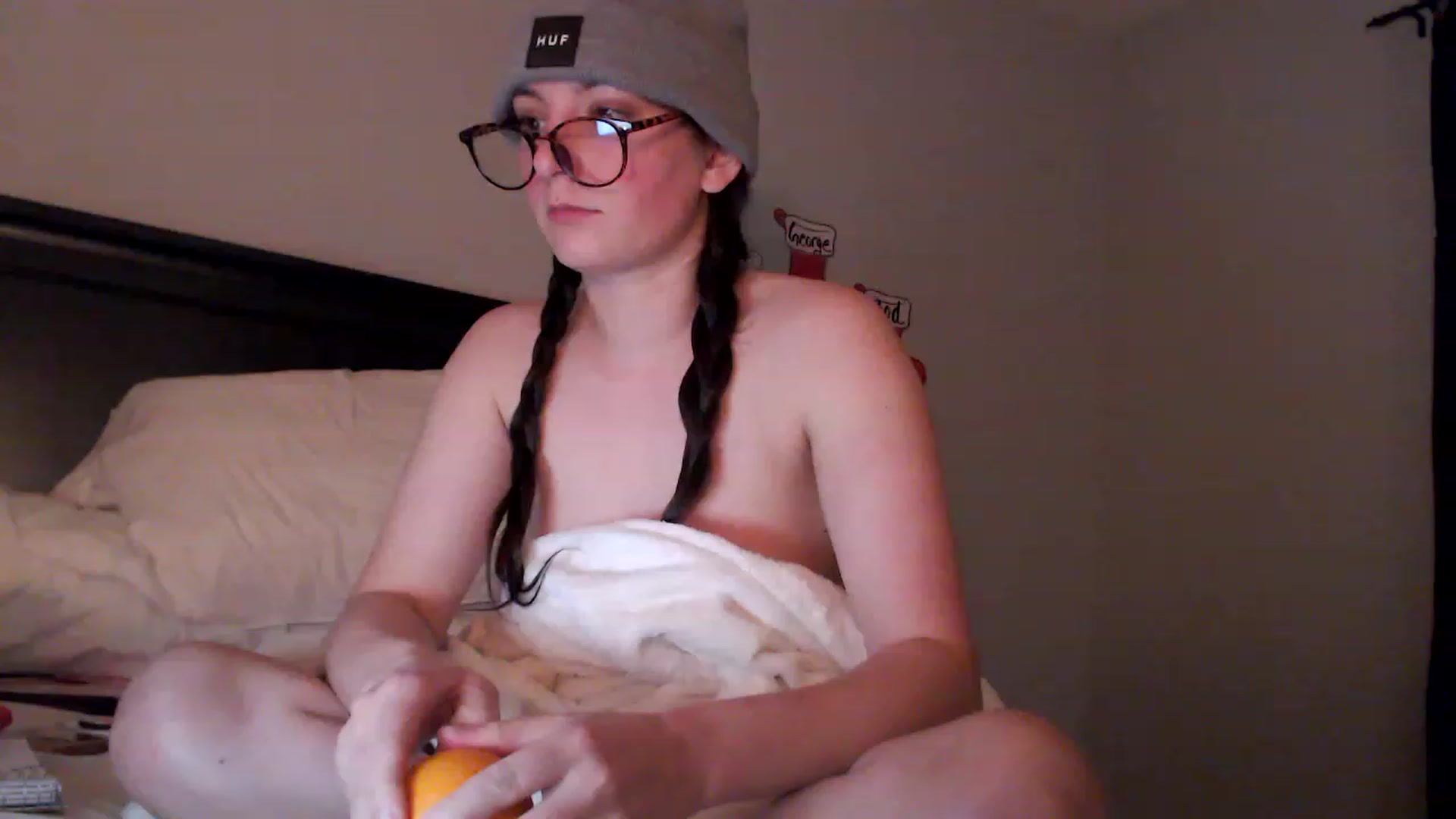 Gallery image thumbnail from EmmyLove's myfreecams stream on, 12/19/2022, 06:23 image 16 of 20