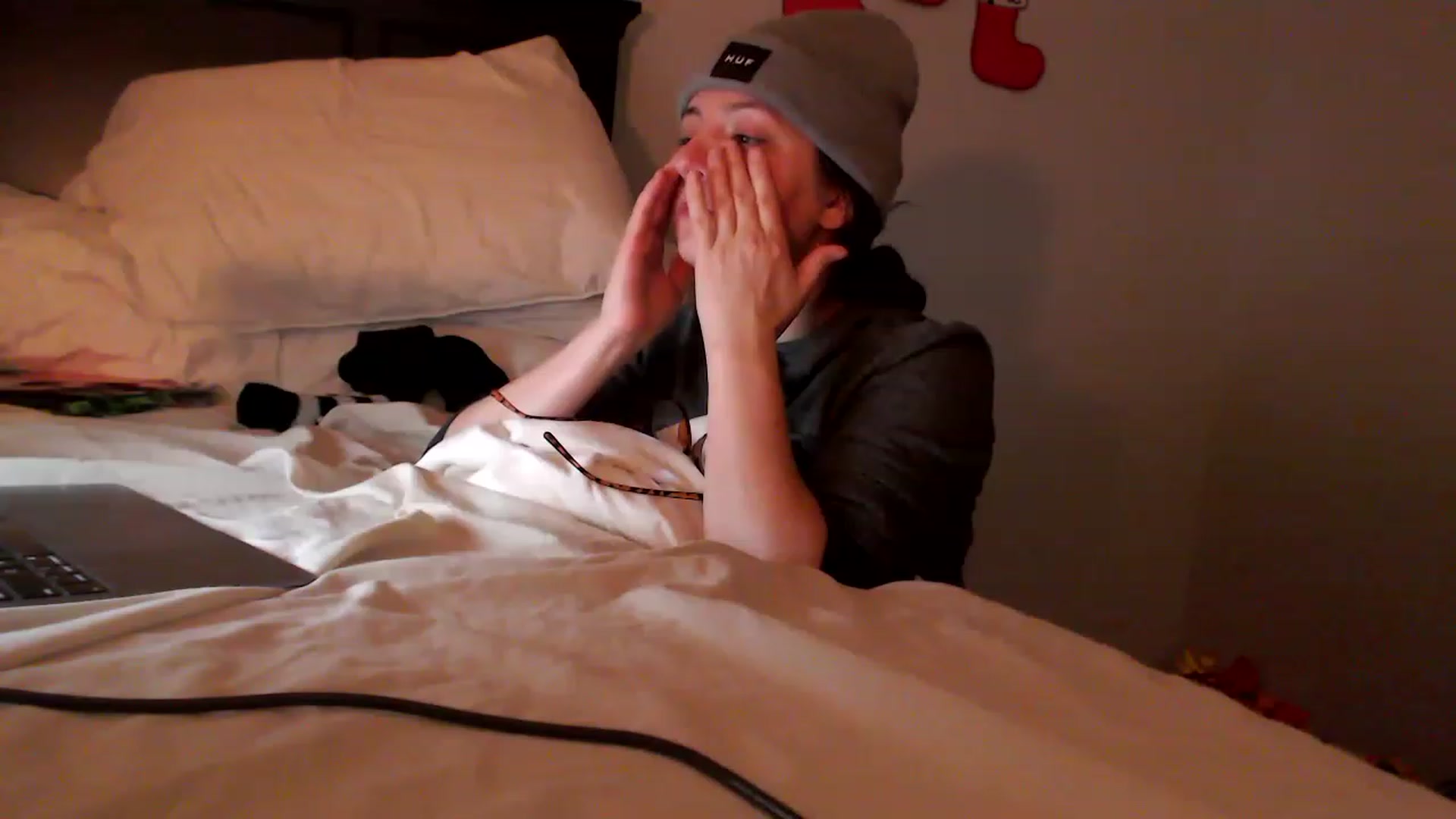 Gallery image thumbnail from EmmyLove's myfreecams stream on, 12/19/2022, 06:23 image 1 of 20
