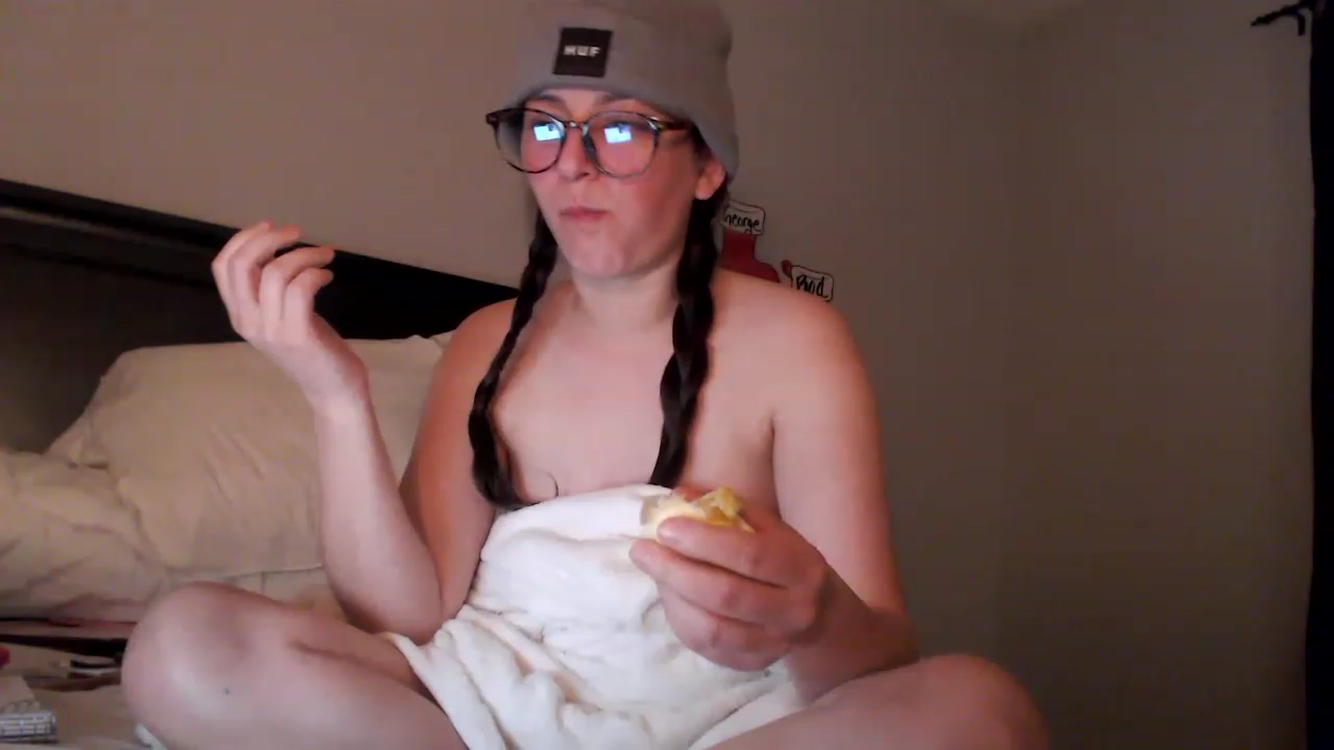 Gallery image thumbnail from EmmyLove's myfreecams stream on, 12/19/2022, 06:23 image 17 of 20