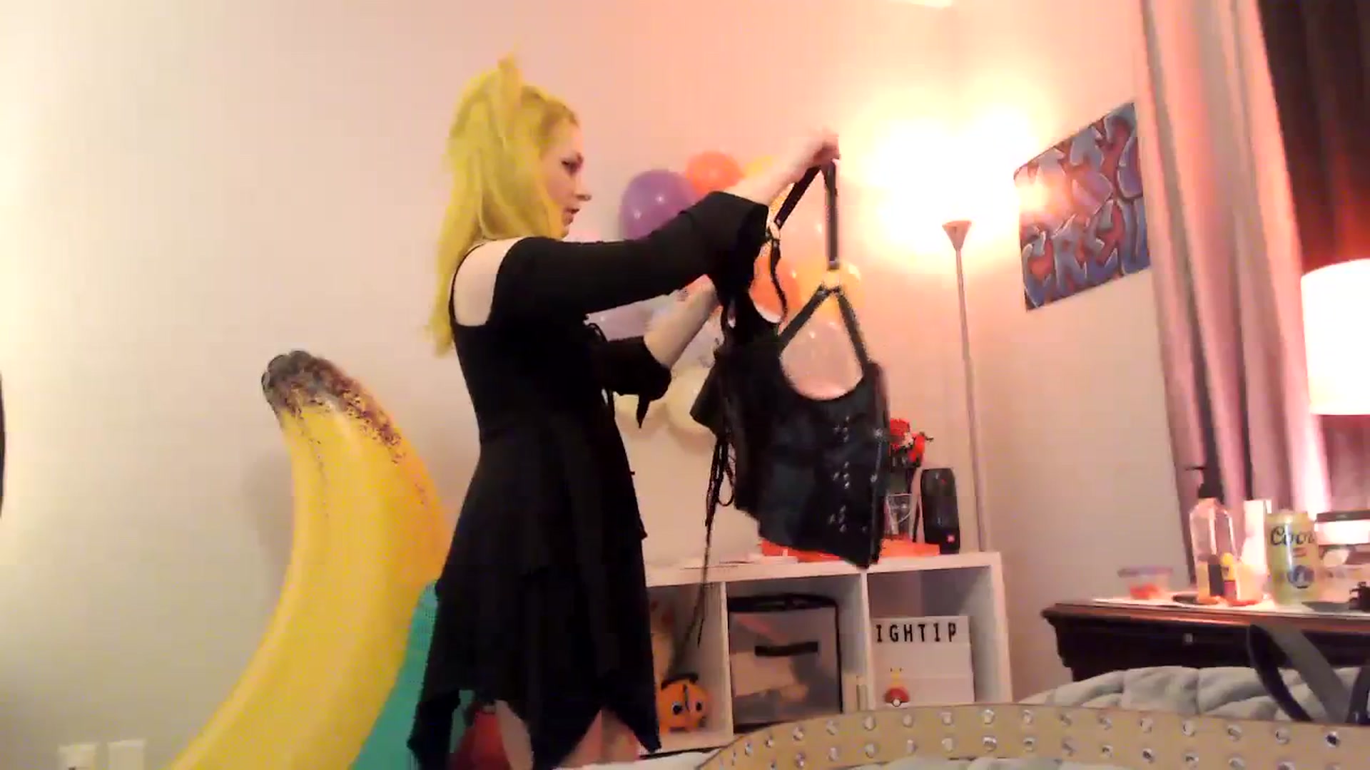 Gallery image thumbnail from EmmyLove's myfreecams stream on, 04/09/2024, 06:39 image 10 of 20