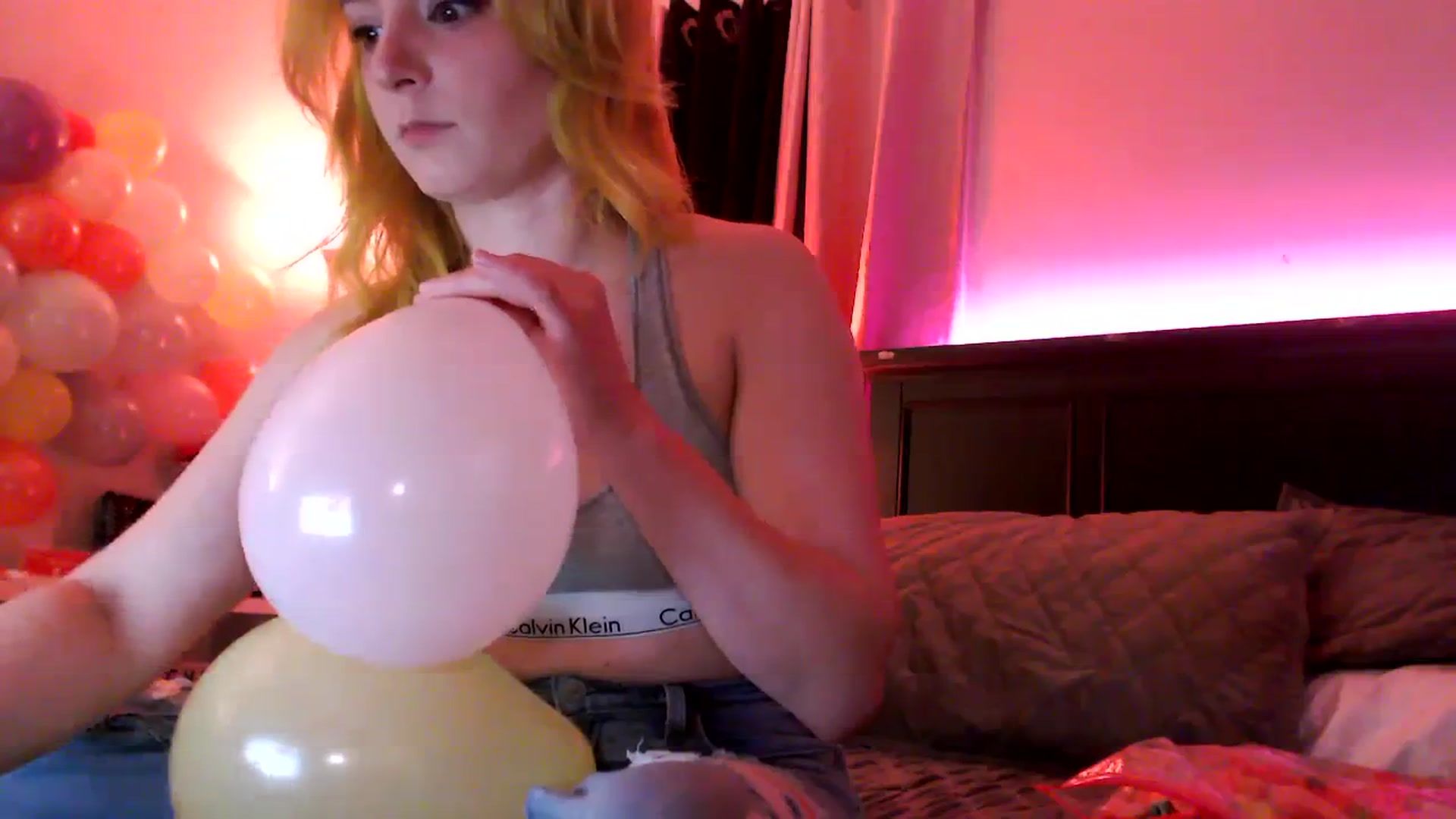 Gallery image thumbnail from EmmyLove's myfreecams stream on, 04/11/2024, 06:11 image 2 of 20