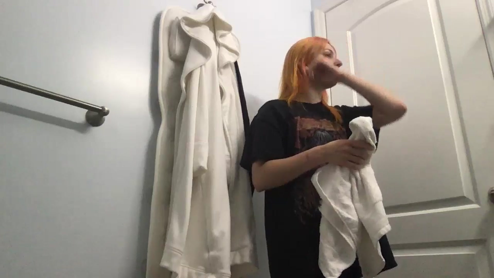 Gallery image thumbnail from EmmyLove's myfreecams stream on, 05/17/2024, 06:05 image 16 of 20